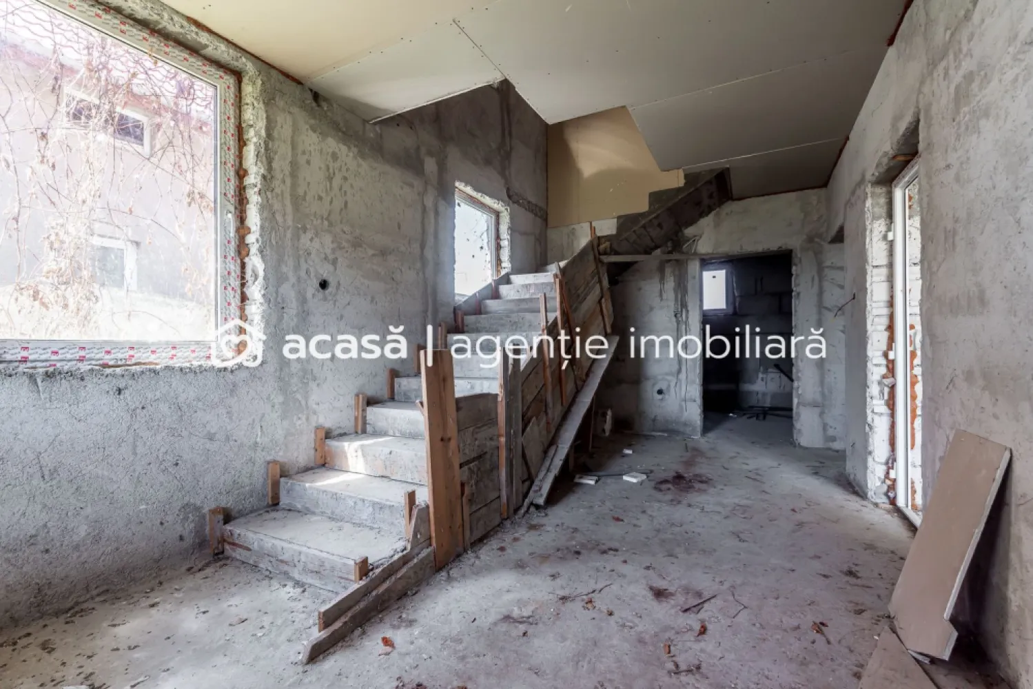 🏡 Casă P+1 la gri | 239 mp construiți | Călugareni -14 km de Arad - Oportunitate ideală pentru o familie care își dorește spațiu, liniște și aer curat, la doar 14 km de Arad. 📍 Locație: Călugăreni nr. 211, comuna Felnac 🏠 Regim înălțime: P+1E 📐 Suprafață construită: 239 mp 📏 Amprentă la sol: 143 mp 🌳 Suprafață teren: 605 mp 🚗 Garaj + curte generoasă Compartimentare: Parter: hol, living spațios, bucătărie cu terasă, cameră tehnică, baie ,garaj Etaj: hol 3 dormitoare, dressing, 2 băi, 2 balcoane Detalii: ✔ construcție din BCA ✔ acoperiș cu țiglă ✔ geamuri termopan ✔ instalații electrice realizate parțial ✔ instalații sanitare realizate parțial ✔ stadiu la gri – ideal pentru personalizare Casă spațioasă, cu compartimentare practică și teren generos, perfectă pentru locuire permanentă într-o zonă liniștită, cu acces rapid către oraș. 📞 Pentru informații și vizionări: Mihai Bica – Consultant imobiliar ACASA Arad 📱 0742543526 }}