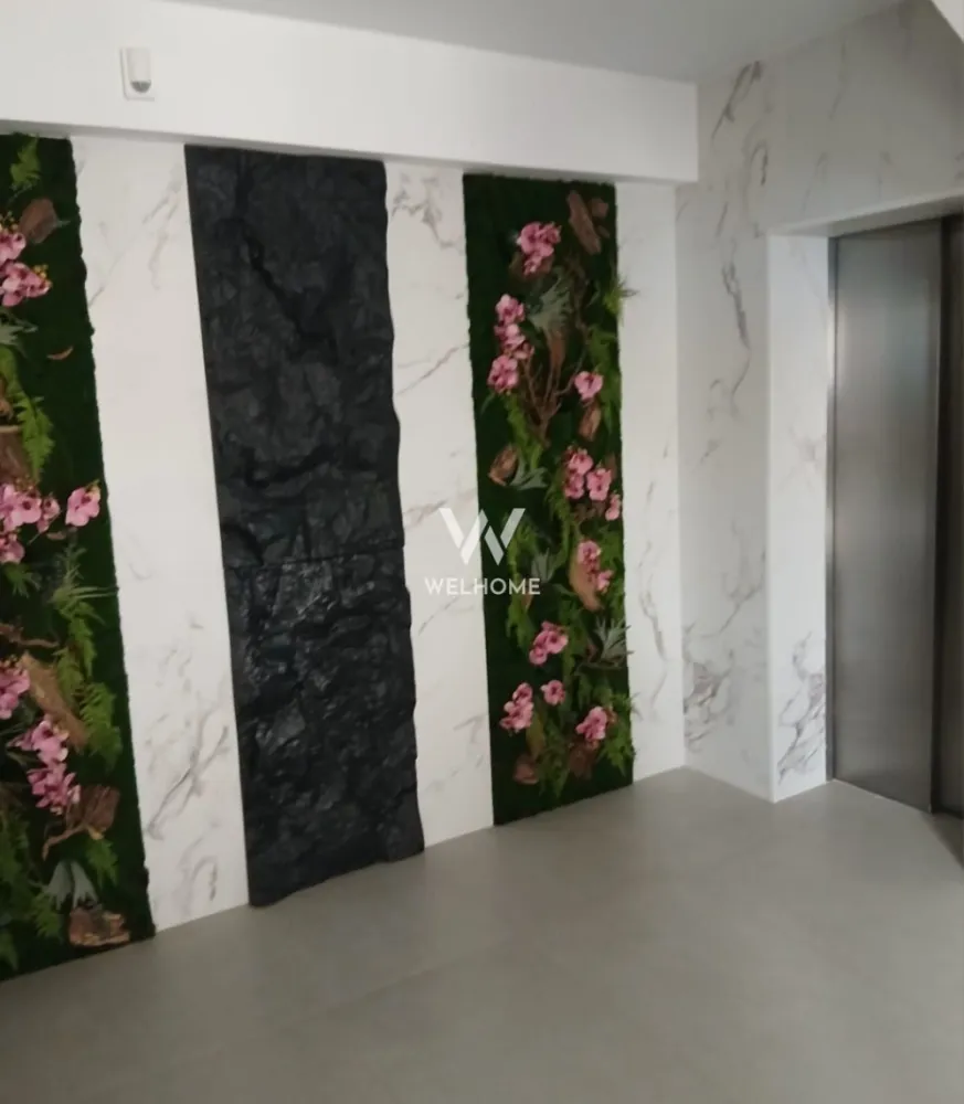 Apartament 3 camere la cheie – ansamblu nou – Doamna Stanca - Vă propun spre vânzare un apartament modern cu 3 camere, situat într-un ansamblu rezidențial nou, cu acces securizat (barieră), în zona Doamna Stanca – una dintre cele mai căutate zone din oraș. Detalii apartament: • Suprafață utilă: 69,40 mp Compartimentare eficientă, decomandată: • Living + bucătărie open space: 26,85 mp • Dormitor matrimonial: 14,02 mp • Dormitor secundar: 12,03 mp • 2 băi: 6,64 mp și 5,11 mp • Dressing: 2,95 mp • Terasă generoasă: 15,06 mp – ideală pentru relaxare Avantaje: • Ansamblu nou, modern, cu acces privat (barieră) • Loc de parcare inclus • Compartimentare practică, ideală pentru familie • Spații bine luminate natural • Zonă în plină dezvoltare, aproape de centre comerciale, școli și mijloace de transport Apartamentul se vinde exact ca în poze și oferă un echilibru perfect între confort, spațiu și locație, fiind potrivit atât pentru locuit, cât și ca investiție. Preț : 143.150 euro. Pentru mai multe detalii sau programarea unei vizionări, nu ezitați să mă contactați! Laura - 0743030351 }}