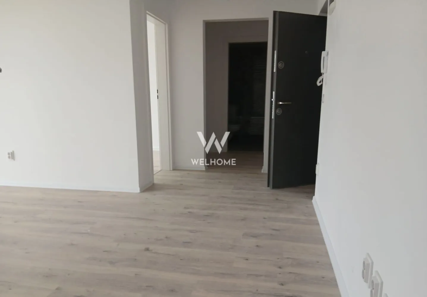 Apartament 3 camere la cheie – ansamblu nou – Doamna Stanca - Vă propun spre vânzare un apartament modern cu 3 camere, situat într-un ansamblu rezidențial nou, cu acces securizat (barieră), în zona Doamna Stanca – una dintre cele mai căutate zone din oraș. Detalii apartament: • Suprafață utilă: 69,40 mp Compartimentare eficientă, decomandată: • Living + bucătărie open space: 26,85 mp • Dormitor matrimonial: 14,02 mp • Dormitor secundar: 12,03 mp • 2 băi: 6,64 mp și 5,11 mp • Dressing: 2,95 mp • Terasă generoasă: 15,06 mp – ideală pentru relaxare Avantaje: • Ansamblu nou, modern, cu acces privat (barieră) • Loc de parcare inclus • Compartimentare practică, ideală pentru familie • Spații bine luminate natural • Zonă în plină dezvoltare, aproape de centre comerciale, școli și mijloace de transport Apartamentul se vinde exact ca în poze și oferă un echilibru perfect între confort, spațiu și locație, fiind potrivit atât pentru locuit, cât și ca investiție. Preț : 143.150 euro. Pentru mai multe detalii sau programarea unei vizionări, nu ezitați să mă contactați! Laura - 0743030351 }}