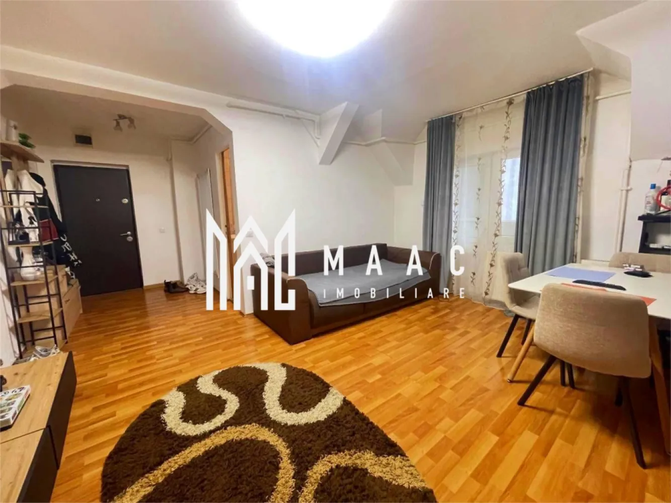 Apartament 3 camere | 67 mp | Balcon | Mobilat și utilat | Vasile Aaron - Maac Imobiliare prezintă spre vânzare un apartament modern cu 3 camere, situat pe strada Semaforului, cu o suprafață utilă de 67 mp, ideal pentru o familie sau pentru investiție. Locuința este dispusă pe două niveluri (mansardă construită după anii 2000) și se vinde complet mobilată și utilată, fiind pregătită pentru mutare imediată. Compartimentare: Nivel inferior: Living open space Bucătărie complet echipată Balcon Baie Hol de acces Nivel superior: Hol 2 dormitoare (unul amenajat ca dressing) Dotări și beneficii: Se predă complet mobilat și utilat Electrocasnice, unele încă în garanție Compartimentare practică și spațioasă Ideal pentru mutare rapidă Zonă bine cotată, cu acces facil către puncte de interes Pentru mai multe detalii sau pentru programarea unei vizionări, vă stăm cu drag la dispoziție. Pentru mai multe detalii și programarea unei vizionări, vă rugăm să ne contactați telefonic și să menționați CP3026090 }}