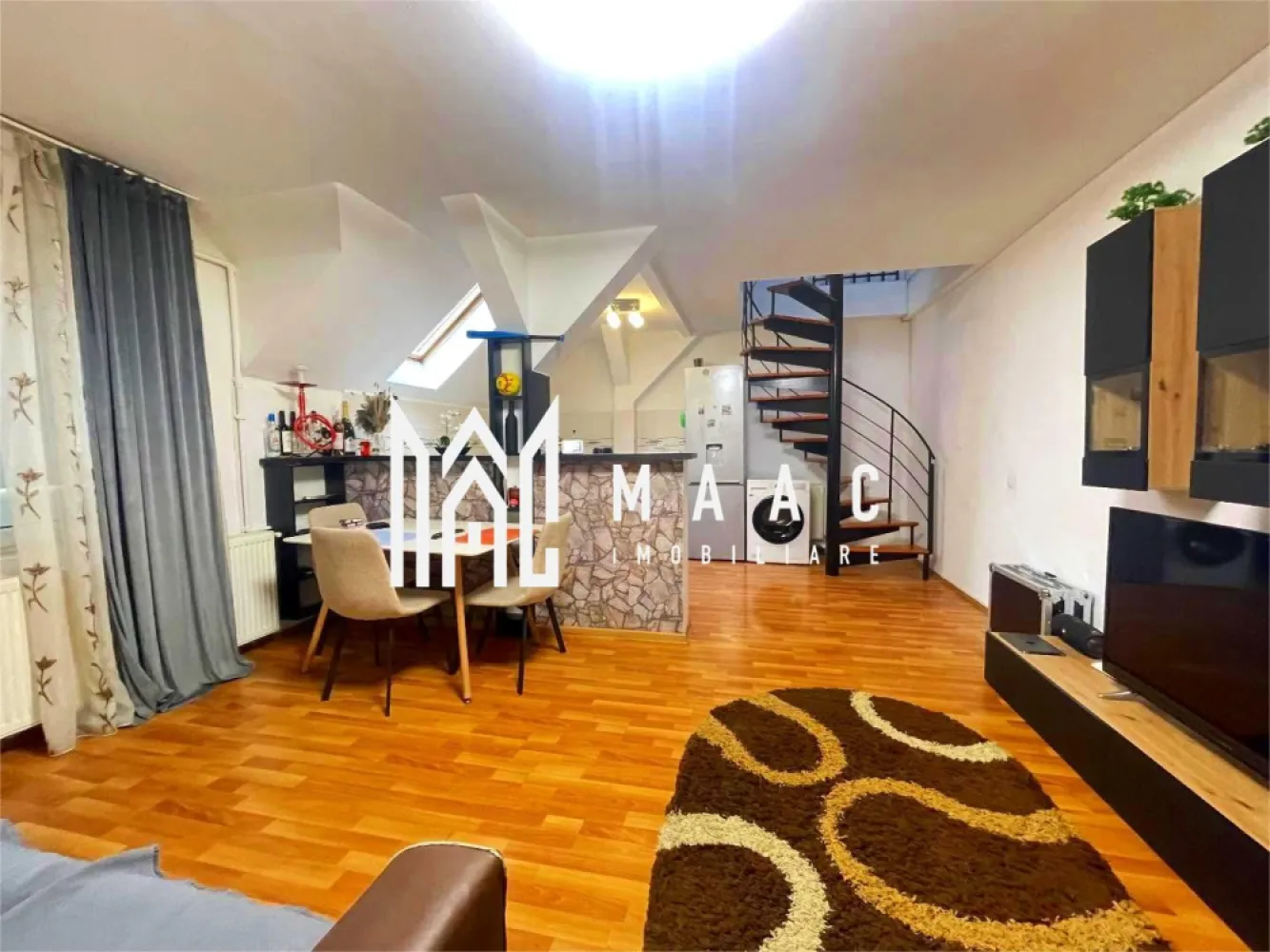 Apartament 3 camere | 67 mp | Balcon | Mobilat și utilat | Vasile Aaron - Maac Imobiliare prezintă spre vânzare un apartament modern cu 3 camere, situat pe strada Semaforului, cu o suprafață utilă de 67 mp, ideal pentru o familie sau pentru investiție. Locuința este dispusă pe două niveluri (mansardă construită după anii 2000) și se vinde complet mobilată și utilată, fiind pregătită pentru mutare imediată. Compartimentare: Nivel inferior: Living open space Bucătărie complet echipată Balcon Baie Hol de acces Nivel superior: Hol 2 dormitoare (unul amenajat ca dressing) Dotări și beneficii: Se predă complet mobilat și utilat Electrocasnice, unele încă în garanție Compartimentare practică și spațioasă Ideal pentru mutare rapidă Zonă bine cotată, cu acces facil către puncte de interes Pentru mai multe detalii sau pentru programarea unei vizionări, vă stăm cu drag la dispoziție. Pentru mai multe detalii și programarea unei vizionări, vă rugăm să ne contactați telefonic și să menționați CP3026090 }}