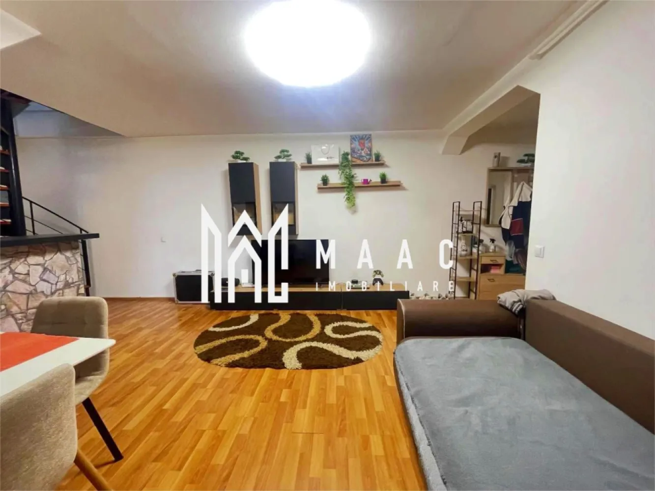 Apartament 3 camere | 67 mp | Balcon | Mobilat și utilat | Vasile Aaron - Maac Imobiliare prezintă spre vânzare un apartament modern cu 3 camere, situat pe strada Semaforului, cu o suprafață utilă de 67 mp, ideal pentru o familie sau pentru investiție. Locuința este dispusă pe două niveluri (mansardă construită după anii 2000) și se vinde complet mobilată și utilată, fiind pregătită pentru mutare imediată. Compartimentare: Nivel inferior: Living open space Bucătărie complet echipată Balcon Baie Hol de acces Nivel superior: Hol 2 dormitoare (unul amenajat ca dressing) Dotări și beneficii: Se predă complet mobilat și utilat Electrocasnice, unele încă în garanție Compartimentare practică și spațioasă Ideal pentru mutare rapidă Zonă bine cotată, cu acces facil către puncte de interes Pentru mai multe detalii sau pentru programarea unei vizionări, vă stăm cu drag la dispoziție. Pentru mai multe detalii și programarea unei vizionări, vă rugăm să ne contactați telefonic și să menționați CP3026090 }}