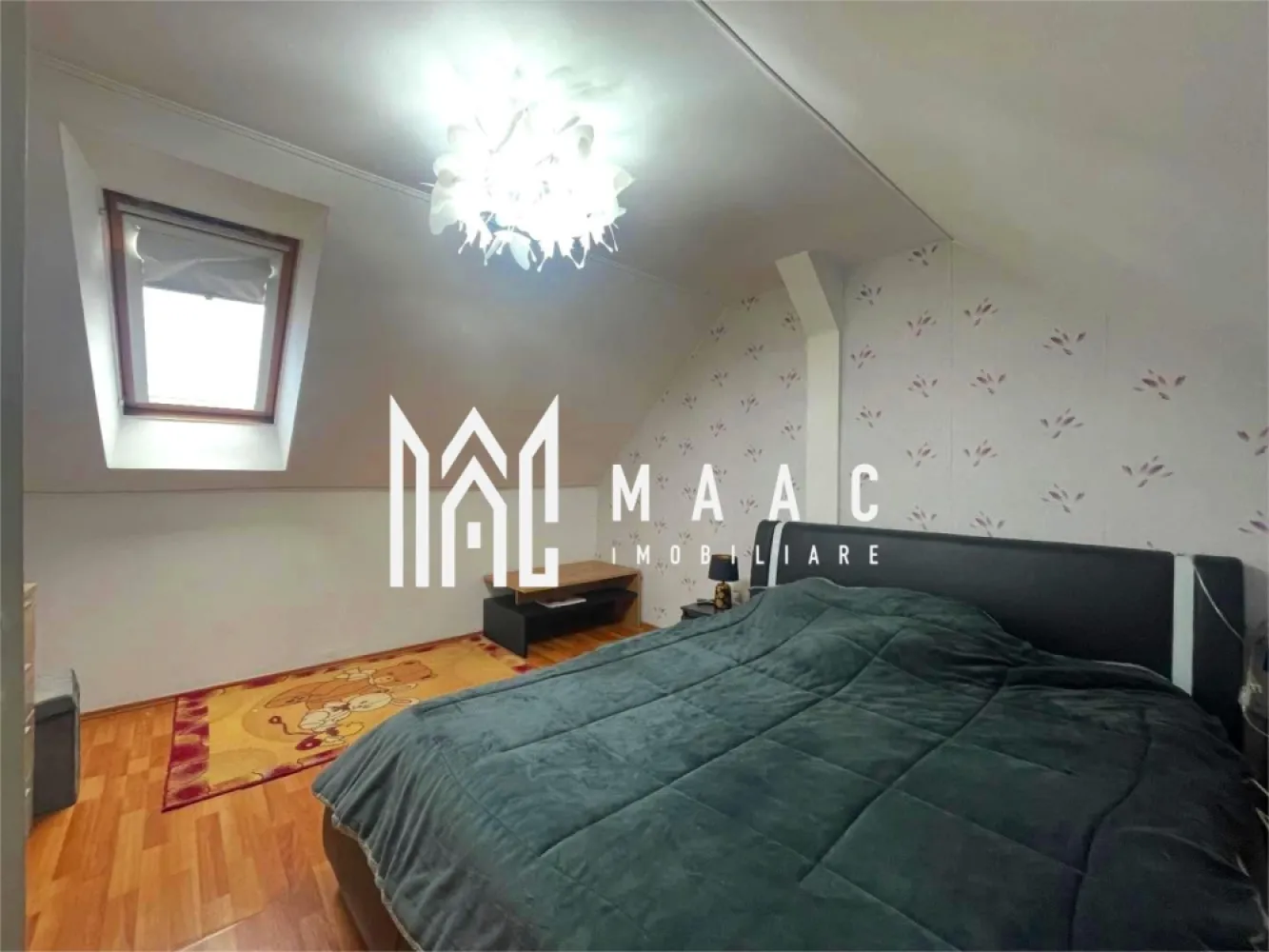 Apartament 3 camere | 67 mp | Balcon | Mobilat și utilat | Vasile Aaron - Maac Imobiliare prezintă spre vânzare un apartament modern cu 3 camere, situat pe strada Semaforului, cu o suprafață utilă de 67 mp, ideal pentru o familie sau pentru investiție. Locuința este dispusă pe două niveluri (mansardă construită după anii 2000) și se vinde complet mobilată și utilată, fiind pregătită pentru mutare imediată. Compartimentare: Nivel inferior: Living open space Bucătărie complet echipată Balcon Baie Hol de acces Nivel superior: Hol 2 dormitoare (unul amenajat ca dressing) Dotări și beneficii: Se predă complet mobilat și utilat Electrocasnice, unele încă în garanție Compartimentare practică și spațioasă Ideal pentru mutare rapidă Zonă bine cotată, cu acces facil către puncte de interes Pentru mai multe detalii sau pentru programarea unei vizionări, vă stăm cu drag la dispoziție. Pentru mai multe detalii și programarea unei vizionări, vă rugăm să ne contactați telefonic și să menționați CP3026090 }}