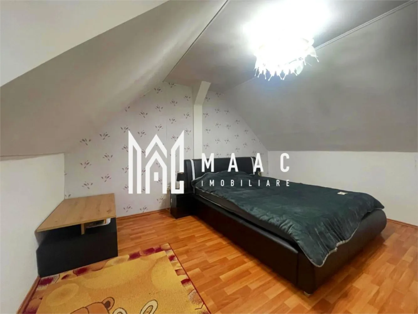 Apartament 3 camere | 67 mp | Balcon | Mobilat și utilat | Vasile Aaron - Maac Imobiliare prezintă spre vânzare un apartament modern cu 3 camere, situat pe strada Semaforului, cu o suprafață utilă de 67 mp, ideal pentru o familie sau pentru investiție. Locuința este dispusă pe două niveluri (mansardă construită după anii 2000) și se vinde complet mobilată și utilată, fiind pregătită pentru mutare imediată. Compartimentare: Nivel inferior: Living open space Bucătărie complet echipată Balcon Baie Hol de acces Nivel superior: Hol 2 dormitoare (unul amenajat ca dressing) Dotări și beneficii: Se predă complet mobilat și utilat Electrocasnice, unele încă în garanție Compartimentare practică și spațioasă Ideal pentru mutare rapidă Zonă bine cotată, cu acces facil către puncte de interes Pentru mai multe detalii sau pentru programarea unei vizionări, vă stăm cu drag la dispoziție. Pentru mai multe detalii și programarea unei vizionări, vă rugăm să ne contactați telefonic și să menționați CP3026090 }}