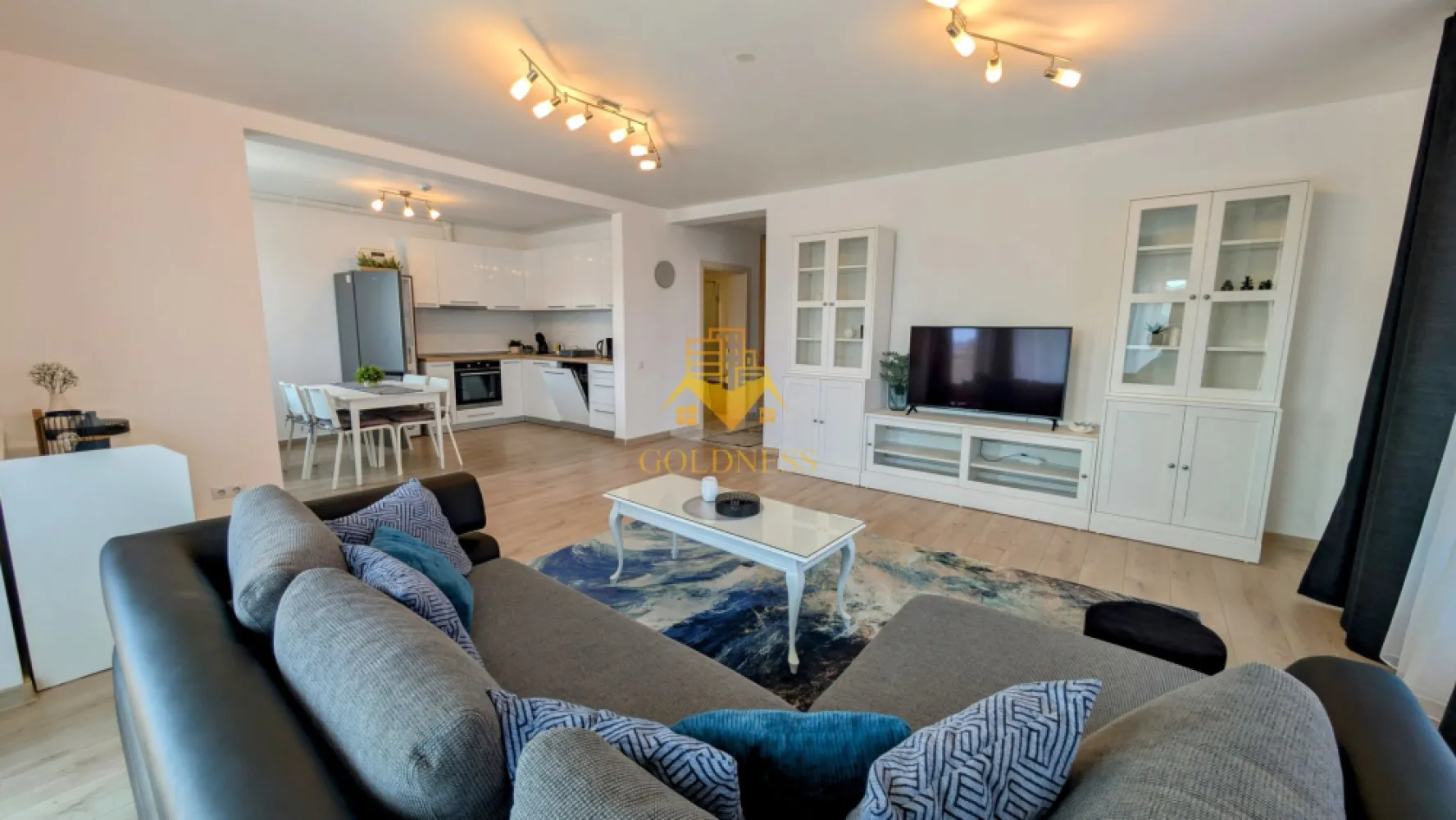 2 camere open space, Parcare, Modern, Dambul Rotund, Scoala de Politie - GOLDNESS Imobiliare vă propune spre închiriere un apartament cu 2 camere open space, complet mobilat și utilat, la etajul 1 într-un imobil de 2 etaje, în Cartierul Dambul Rotund. Dispune de loc de parcare! Se află în apropierea stațiilor de transport în comun, magazine, restaurante, spații verzi, farmacii, etc. Apartamentul este compartimentat astfel: - dormitor cu pat matrimonial, dressing, noptiere - living cu bucatarie open space complet utilată și mobilată, canapea extensibilă, loc de servit masa - baie cu cabina de dus, calorifer port prosop și dulap pentru depozitare. - balcon de 4 mp. Imobilul este dotat cu toate cele necesare- centrală proprie, frigider, aragaz, hotă, mașină de spălat haine si vase, etc. Dacă sunteți interesați de acest apartament și doriți să îl vizionați, dar și pentru alte oferte nu ezitați să ne contactați telefonic sau prin e-mail. Vă stăm la dispoziție! Pentru intermediere se percepe un comision de 50% din prețul chiriei! }}