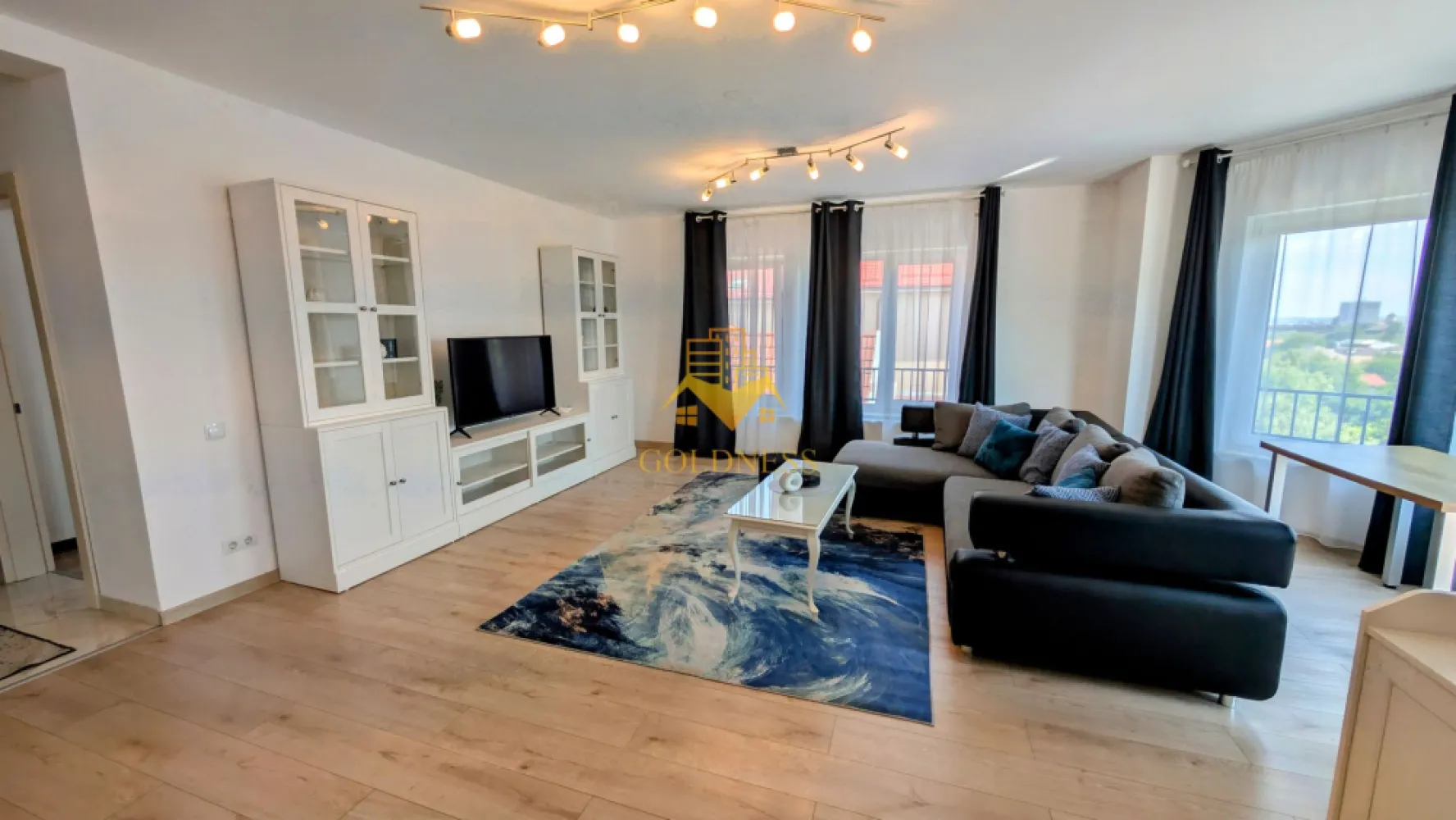 2 camere open space, Parcare, Modern, Dambul Rotund, Scoala de Politie - GOLDNESS Imobiliare vă propune spre închiriere un apartament cu 2 camere open space, complet mobilat și utilat, la etajul 1 într-un imobil de 2 etaje, în Cartierul Dambul Rotund. Dispune de loc de parcare! Se află în apropierea stațiilor de transport în comun, magazine, restaurante, spații verzi, farmacii, etc. Apartamentul este compartimentat astfel: - dormitor cu pat matrimonial, dressing, noptiere - living cu bucatarie open space complet utilată și mobilată, canapea extensibilă, loc de servit masa - baie cu cabina de dus, calorifer port prosop și dulap pentru depozitare. - balcon de 4 mp. Imobilul este dotat cu toate cele necesare- centrală proprie, frigider, aragaz, hotă, mașină de spălat haine si vase, etc. Dacă sunteți interesați de acest apartament și doriți să îl vizionați, dar și pentru alte oferte nu ezitați să ne contactați telefonic sau prin e-mail. Vă stăm la dispoziție! Pentru intermediere se percepe un comision de 50% din prețul chiriei! }}