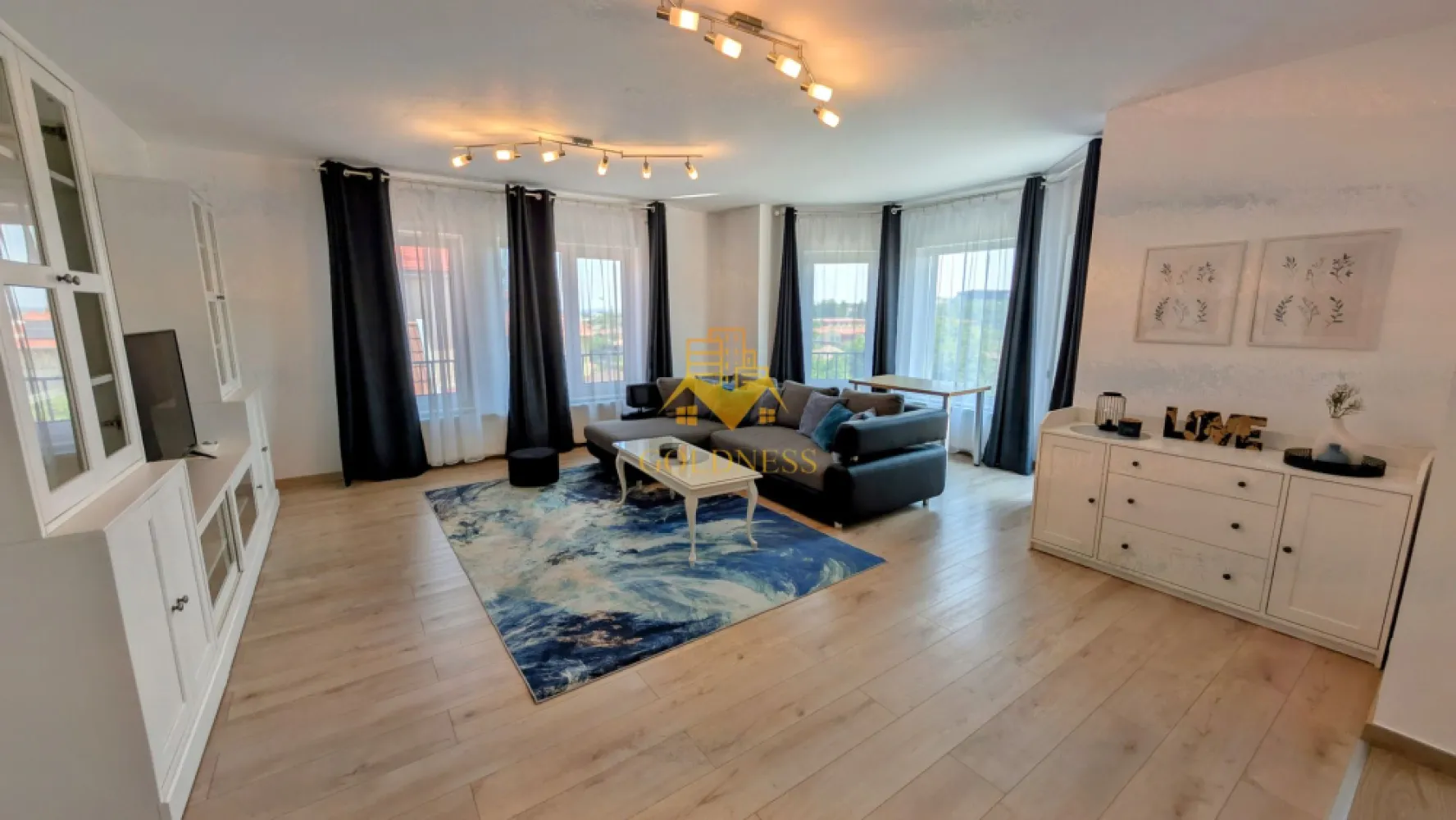 2 camere open space, Parcare, Modern, Dambul Rotund, Scoala de Politie - GOLDNESS Imobiliare vă propune spre închiriere un apartament cu 2 camere open space, complet mobilat și utilat, la etajul 1 într-un imobil de 2 etaje, în Cartierul Dambul Rotund. Dispune de loc de parcare! Se află în apropierea stațiilor de transport în comun, magazine, restaurante, spații verzi, farmacii, etc. Apartamentul este compartimentat astfel: - dormitor cu pat matrimonial, dressing, noptiere - living cu bucatarie open space complet utilată și mobilată, canapea extensibilă, loc de servit masa - baie cu cabina de dus, calorifer port prosop și dulap pentru depozitare. - balcon de 4 mp. Imobilul este dotat cu toate cele necesare- centrală proprie, frigider, aragaz, hotă, mașină de spălat haine si vase, etc. Dacă sunteți interesați de acest apartament și doriți să îl vizionați, dar și pentru alte oferte nu ezitați să ne contactați telefonic sau prin e-mail. Vă stăm la dispoziție! Pentru intermediere se percepe un comision de 50% din prețul chiriei! }}