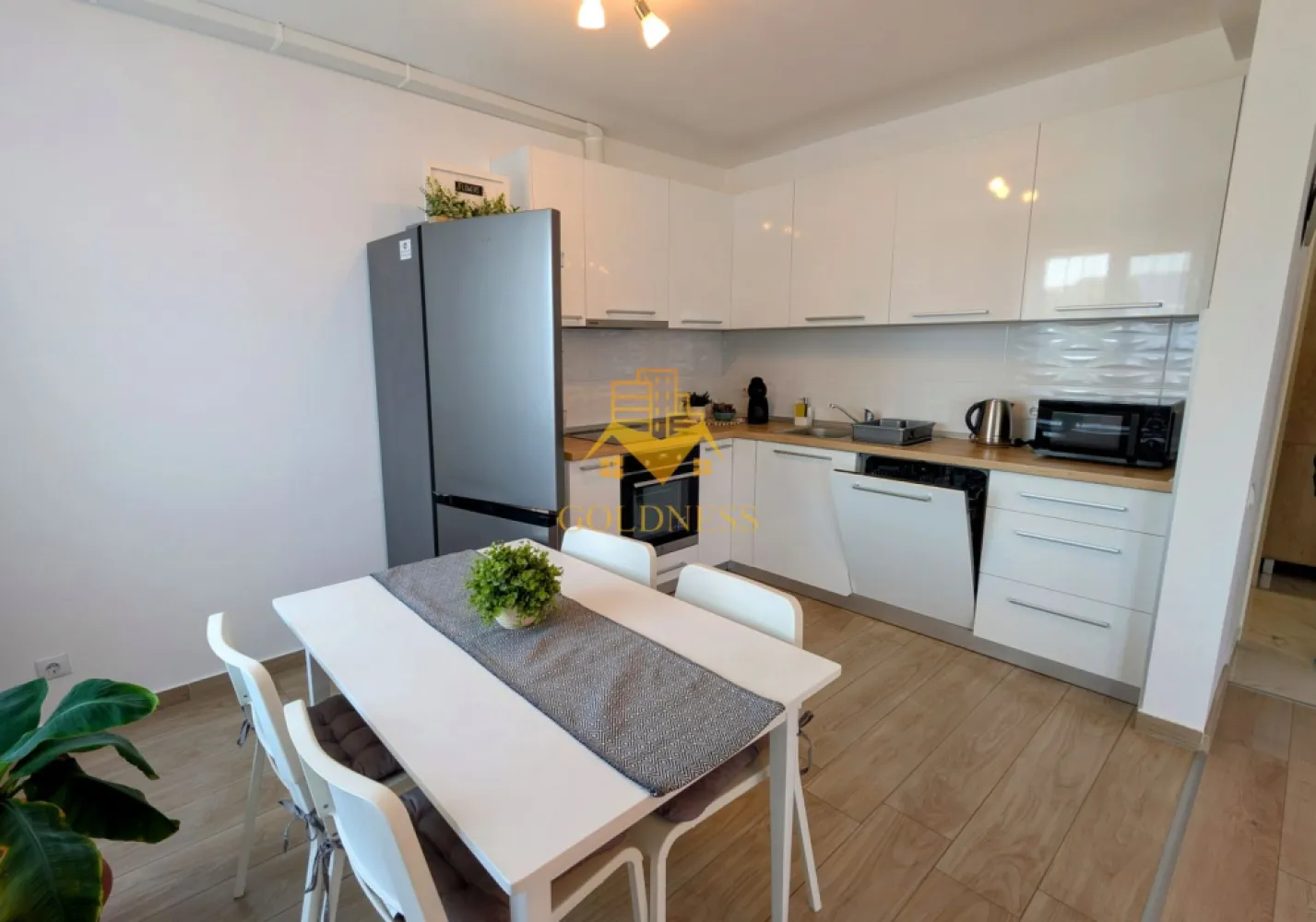 2 camere open space, Parcare, Modern, Dambul Rotund, Scoala de Politie - GOLDNESS Imobiliare vă propune spre închiriere un apartament cu 2 camere open space, complet mobilat și utilat, la etajul 1 într-un imobil de 2 etaje, în Cartierul Dambul Rotund. Dispune de loc de parcare! Se află în apropierea stațiilor de transport în comun, magazine, restaurante, spații verzi, farmacii, etc. Apartamentul este compartimentat astfel: - dormitor cu pat matrimonial, dressing, noptiere - living cu bucatarie open space complet utilată și mobilată, canapea extensibilă, loc de servit masa - baie cu cabina de dus, calorifer port prosop și dulap pentru depozitare. - balcon de 4 mp. Imobilul este dotat cu toate cele necesare- centrală proprie, frigider, aragaz, hotă, mașină de spălat haine si vase, etc. Dacă sunteți interesați de acest apartament și doriți să îl vizionați, dar și pentru alte oferte nu ezitați să ne contactați telefonic sau prin e-mail. Vă stăm la dispoziție! Pentru intermediere se percepe un comision de 50% din prețul chiriei! }}