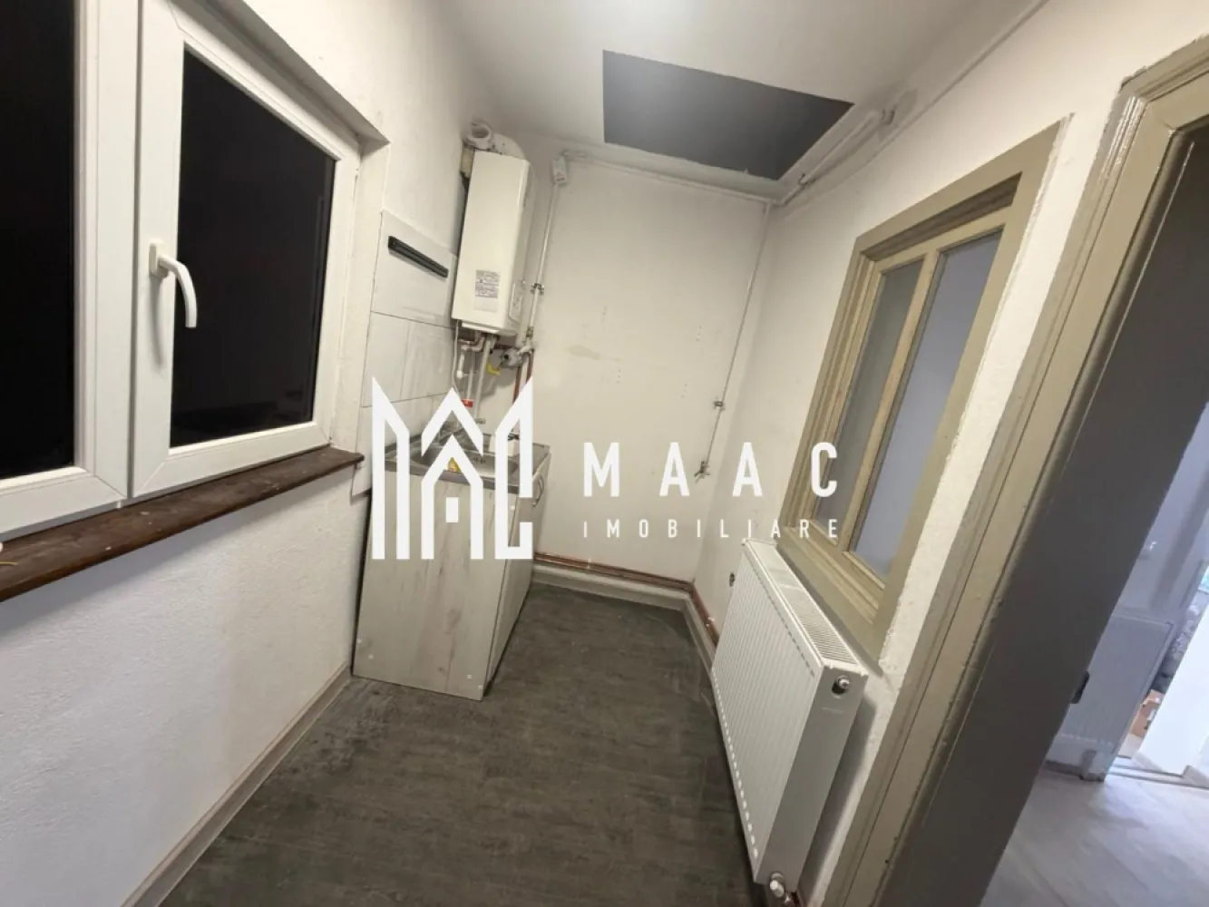 Casa 4 camere | Rasinari |Zona centrala - MAAC Imobiliare vă propune spre vânzare o proprietate deosebită situată în zona centrală a localității Rășinari, ideală atât pentru locuință permanentă, cât și pentru investiție. Imobilul este compus dintr-o casă spațioasă cu 4 camere, bine compartimentată, oferind un ambient confortabil și funcțional pentru întreaga familie. Proprietatea beneficiază de anexe gospodărești, inclusiv șură și pivniță, ideale pentru depozitare sau pentru desfășurarea diverselor activități. Un avantaj important al proprietății îl reprezintă accesul din două străzi, oferind flexibilitate în utilizare, posibilitate de compartimentare sau chiar dezvoltare ulterioară. Curtea, cu o suprafață de aproximativ 150 mp, oferă un spațiu intim și plăcut, perfect pentru relaxare, amenajare grădină sau petrecerea timpului liber. Amplasarea în zona centrală a localității Rășinari asigură acces rapid către punctele de interes, magazine, școală și transport, păstrând în același timp farmecul autentic al unei zone liniștite și pitorești, la doar câteva minute de Sibiu. Caracteristici principale: - 4 camere - Curte proprie ~150 mp - Șură și anexe - Pivniță - Acces din 2 străzi - Zonă centrală Această proprietate reprezintă o oportunitate excelentă pentru cei care își doresc o locuință într-o zonă cu tradiție, aer curat și acces facil către oraș. Pentru mai multe detalii și programarea unei vizionări, vă stăm cu drag la dispoziție! Vă rog să specificați CP3024371 }}