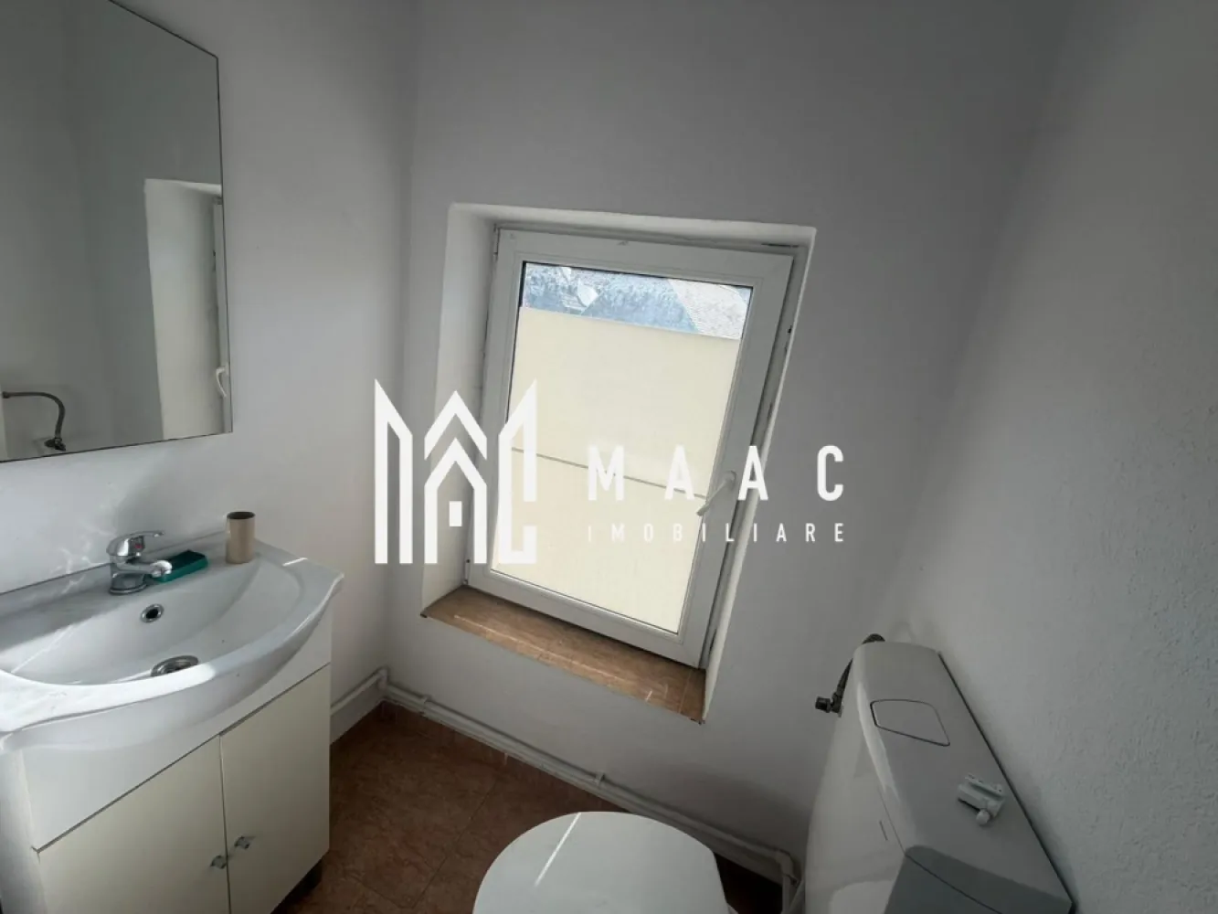 Casa 4 camere | Rasinari |Zona centrala - MAAC Imobiliare vă propune spre vânzare o proprietate deosebită situată în zona centrală a localității Rășinari, ideală atât pentru locuință permanentă, cât și pentru investiție. Imobilul este compus dintr-o casă spațioasă cu 4 camere, bine compartimentată, oferind un ambient confortabil și funcțional pentru întreaga familie. Proprietatea beneficiază de anexe gospodărești, inclusiv șură și pivniță, ideale pentru depozitare sau pentru desfășurarea diverselor activități. Un avantaj important al proprietății îl reprezintă accesul din două străzi, oferind flexibilitate în utilizare, posibilitate de compartimentare sau chiar dezvoltare ulterioară. Curtea, cu o suprafață de aproximativ 150 mp, oferă un spațiu intim și plăcut, perfect pentru relaxare, amenajare grădină sau petrecerea timpului liber. Amplasarea în zona centrală a localității Rășinari asigură acces rapid către punctele de interes, magazine, școală și transport, păstrând în același timp farmecul autentic al unei zone liniștite și pitorești, la doar câteva minute de Sibiu. Caracteristici principale: - 4 camere - Curte proprie ~150 mp - Șură și anexe - Pivniță - Acces din 2 străzi - Zonă centrală Această proprietate reprezintă o oportunitate excelentă pentru cei care își doresc o locuință într-o zonă cu tradiție, aer curat și acces facil către oraș. Pentru mai multe detalii și programarea unei vizionări, vă stăm cu drag la dispoziție! Vă rog să specificați CP3024371 }}