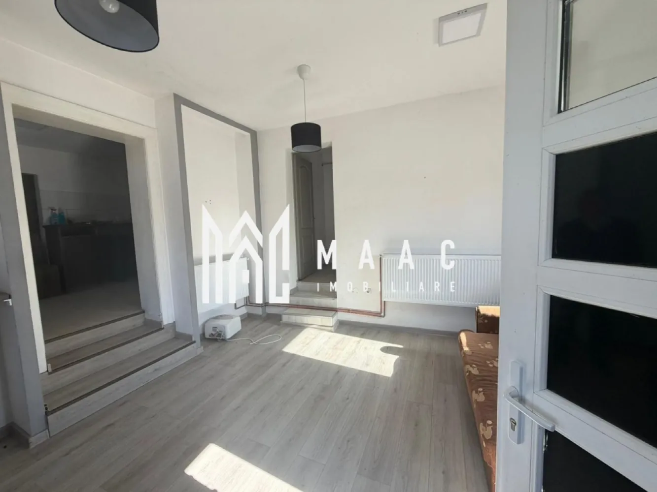 Casa 4 camere | Rasinari |Zona centrala - MAAC Imobiliare vă propune spre vânzare o proprietate deosebită situată în zona centrală a localității Rășinari, ideală atât pentru locuință permanentă, cât și pentru investiție. Imobilul este compus dintr-o casă spațioasă cu 4 camere, bine compartimentată, oferind un ambient confortabil și funcțional pentru întreaga familie. Proprietatea beneficiază de anexe gospodărești, inclusiv șură și pivniță, ideale pentru depozitare sau pentru desfășurarea diverselor activități. Un avantaj important al proprietății îl reprezintă accesul din două străzi, oferind flexibilitate în utilizare, posibilitate de compartimentare sau chiar dezvoltare ulterioară. Curtea, cu o suprafață de aproximativ 150 mp, oferă un spațiu intim și plăcut, perfect pentru relaxare, amenajare grădină sau petrecerea timpului liber. Amplasarea în zona centrală a localității Rășinari asigură acces rapid către punctele de interes, magazine, școală și transport, păstrând în același timp farmecul autentic al unei zone liniștite și pitorești, la doar câteva minute de Sibiu. Caracteristici principale: - 4 camere - Curte proprie ~150 mp - Șură și anexe - Pivniță - Acces din 2 străzi - Zonă centrală Această proprietate reprezintă o oportunitate excelentă pentru cei care își doresc o locuință într-o zonă cu tradiție, aer curat și acces facil către oraș. Pentru mai multe detalii și programarea unei vizionări, vă stăm cu drag la dispoziție! Vă rog să specificați CP3024371 }}