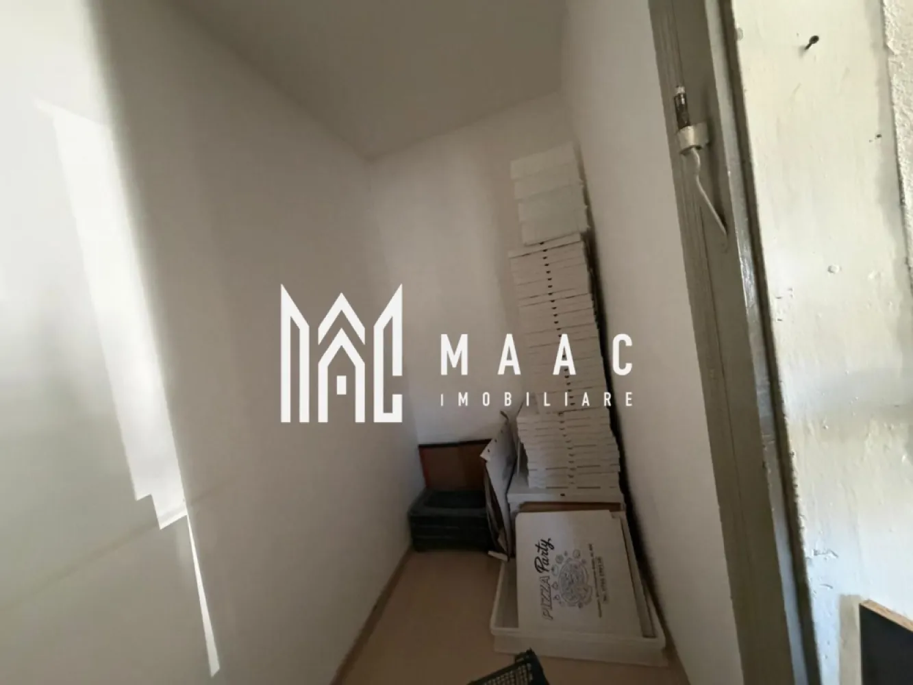 Casa 4 camere | Rasinari |Zona centrala - MAAC Imobiliare vă propune spre vânzare o proprietate deosebită situată în zona centrală a localității Rășinari, ideală atât pentru locuință permanentă, cât și pentru investiție. Imobilul este compus dintr-o casă spațioasă cu 4 camere, bine compartimentată, oferind un ambient confortabil și funcțional pentru întreaga familie. Proprietatea beneficiază de anexe gospodărești, inclusiv șură și pivniță, ideale pentru depozitare sau pentru desfășurarea diverselor activități. Un avantaj important al proprietății îl reprezintă accesul din două străzi, oferind flexibilitate în utilizare, posibilitate de compartimentare sau chiar dezvoltare ulterioară. Curtea, cu o suprafață de aproximativ 150 mp, oferă un spațiu intim și plăcut, perfect pentru relaxare, amenajare grădină sau petrecerea timpului liber. Amplasarea în zona centrală a localității Rășinari asigură acces rapid către punctele de interes, magazine, școală și transport, păstrând în același timp farmecul autentic al unei zone liniștite și pitorești, la doar câteva minute de Sibiu. Caracteristici principale: - 4 camere - Curte proprie ~150 mp - Șură și anexe - Pivniță - Acces din 2 străzi - Zonă centrală Această proprietate reprezintă o oportunitate excelentă pentru cei care își doresc o locuință într-o zonă cu tradiție, aer curat și acces facil către oraș. Pentru mai multe detalii și programarea unei vizionări, vă stăm cu drag la dispoziție! Vă rog să specificați CP3024371 }}