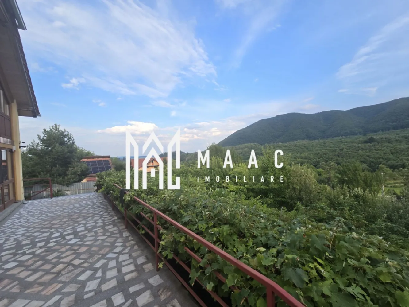 Casa 4 camere 3825 mp teren Cisnadioara - MAAC Imobiliare vă propune spre vânzare o casă deosebită situată în Cisnădioara, amplasată pe un teren impresionant de 3825 mp, cu o priveliște spectaculoasă asupra munților și a cetății, într-un cadru natural de excepție, ideal pentru relaxare și locuire departe de agitația urbană. Proprietatea îmbină perfect confortul modern cu liniștea unei zone exclusiviste, oferind toate utilitățile necesare: curent, gaz, apă, internet și canalizare. Locuința are o suprafață utilă de 150 mp și dispune de o pivniță generoasă de 80 mp, care include cameră tehnică și garaj, fiind compartimentată eficient pentru a răspunde nevoilor unei familii. Detalii proprietate: -suprafață utilă de 150 mp -pivniță de 80 mp cu cameră tehnică și garaj -4 camere -3 băi dotate cu cabine de duș Facilități și dotări: -curent trifazic -tanc de apă de rezervă de 4000 l -cameră tehnică utilată -mașină de spălat haine și uscător -mobilată și utilată complet -gaz, apă, canalizare -internet de fibră optică și TV -izolație termică exterioară -geamuri termopan pentru eficiență energetică -șemineu pentru confort și atmosferă relaxantă -sistem de camere video pentru securitate -bucătărie complet utilată (mașină de spălat vase, plită, cuptor, hotă, frigider) Proprietatea este ideală atât pentru locuință permanentă, cât și pentru casă de vacanță, oferind un peisaj deosebit și un nivel ridicat de confort, într-una dintre cele mai apreciate zone din apropierea Sibiului. Pentru mai multe detalii, vă rugăm să menționați CP2988936 la telefon.