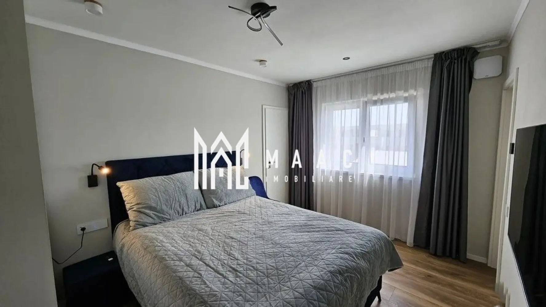 Penthouse | 50 MPU | Turnisor - MAAC Imobiliare vă propune spre închiriere un penthouse inteligent, situat într-un cartier nou, alcătuit din ansambluri rezidențiale exclusiviste, unde confortul, tehnologia și rafinamentul se îmbină perfect. Locuința se remarcă printr-o compartimentare atent gândită și o terasă generoasă, prevăzută cu pergolă profesională, ideală pentru relaxare în orice anotimp. De asemenea, beneficiază de curte privată și două locuri de parcare dedicate. Compartimentare: Living are acces direct la terasa principală, dormitor elegant prevăzut cu dressing generos si două băi moderne. Dotări Smart Home & Premium Tech: Smart Lighting & Climate Control – iluminat și termostate inteligente în fiecare cameră Smart Air System – ventilare cu recuperare de căldură, senzori de temperatură și umiditate, control Wi-Fi și telecomandă Built-in Premium Appliances – electrocasnice profesionale integrate Smart Curtains & Blinds – perdele și draperii cu control automat Smart Video Intercom – videointerfon cu acces și control de pe smartphone Fingerprint Smart Lock – sistem de acces cu amprentă digitală Acest penthouse redefinește standardele locuirii urbane printr-o combinație perfectă între design contemporan, tehnologie inteligentă și eleganță funcțională. Un spațiu creat pentru cei care apreciază siguranța, confortul și stilul de viață modern. Conditii de inchiriere: Se percepe o garantie in coantumul unei garantii lunare de 850 de euro. Pentru mai multe detalii sau programarea unei vizionari contactati Maac imobiliare specificand ID: CP2803235 }}