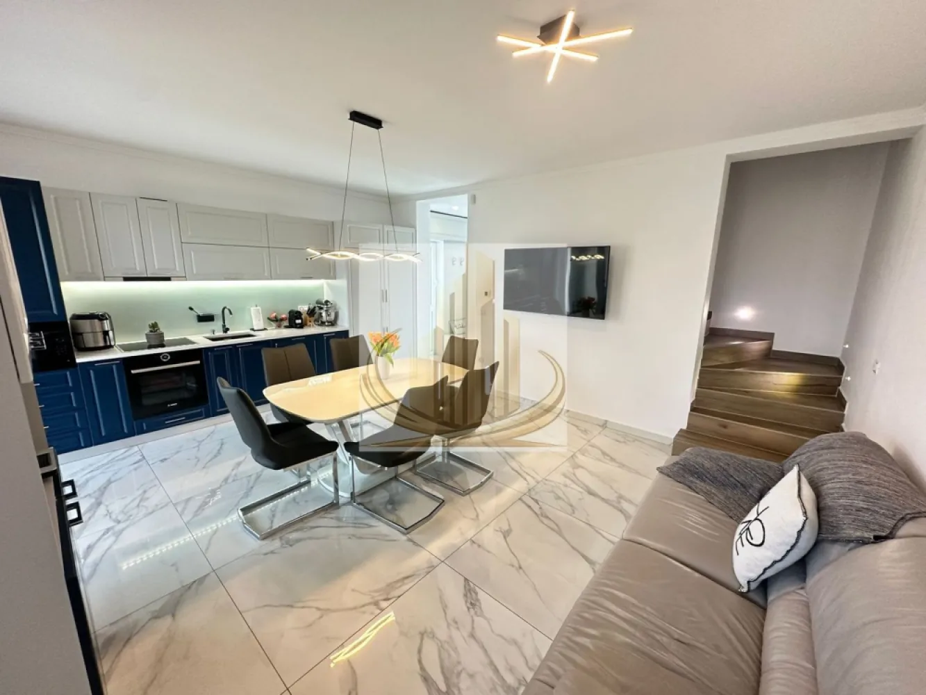 Duplex de lux, prima închiriere, ultramodern – Dumbrăvița, lângă parc - Agenția Grand Mobilis Imobiliare vă prezintă spre închiriere o proprietate exclusivistă, situată în Dumbrăvița, disponibilă începând cu 1 mai. Această locuință remarcabilă impresionează prin designul modern, finisajele premium și atenția deosebită la detalii, fiecare spațiu fiind gândit pentru a oferi confort, funcționalitate și estetică la cel mai înalt nivel. Suprafață și compartimentare: suprafață utilă: 99,12 mp terasă acoperită: 13,67 mp teren: 333 mp Compartimentare ideală: living generos și luminos cu bucătărie open-space 1 dormitor la parter 2 dormitoare la etaj (dormitor matrimonial spațios) 2 băi (duș la parter, cadă la etaj) debara/cămară sub scări Dotări și finisaje premium: încălzire în pardoseală cu automatizare aer condiționat (18000 BTU) + prize pentru AC în toate camerele iluminat ambiental sistem de alarmă și sistem de irigație geamuri tripan, izolație exterioară EPS 100 (10 cm) pod izolat + placă de lemn rulouri manuale Bucătăria este realizată pe comandă, cu mobilier modern soft-touch, complet echipată cu electrocasnice Bosch. Proprietatea se închiriază complet mobilată (fără TV în living), incluzând mobilier de terasă și grătar, fără obiecte personale. Exterior: Curtea este amenajată cu gazon, iar poziționarea vis-a-vis de parc oferă un plus de intimitate și o priveliște plăcută. Localizare: Proprietatea este amplasată într-o zonă liniștită, ideală pentru locuit, dar în același timp foarte bine conectată. În proximitate se regăsesc magazine, școli, grădinițe, farmacii și mijloace de transport în comun. Accesul către oraș este rapid, precum și către puncte de interes importante, cum ar fi Iulius Town și principalele artere de circulație. Alte beneficii: toate utilitățile disponibile contract înregistrat ANAF proprietate la prima închiriere 🐾 Pet-friendly – se acceptă animale de companie de talie mică, bine îngrijite, cu condiția să fie cuminți și să nu producă deteriorări proprietății. Pentru mai multe detalii și programarea unei vizionări, echipa Grand Mobilis Imobiliare vă stă la dispoziție. ID Intern: CP3026807