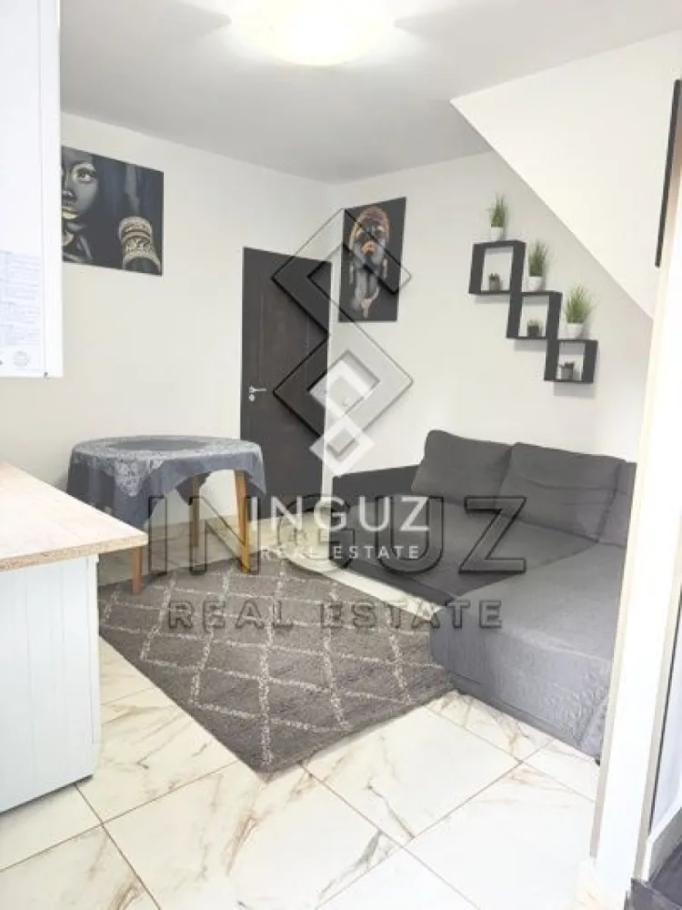 Casă de închiriat | 3 camere | Curte | Zonă Colentina - Casă de închiriat | 3 camere | Curte | Zonă Colentina Preț: 2.500 RON / lună Comision: 50% Detalii: 3 camere 50 mp utili Curte proprie ~50 mp Complet mobilată și utilată Centrală proprie pe gaz Descriere: Se închiriază casă la curte, ideală pentru locuire confortabilă, complet mobilată și utilată. Locuința dispune de un living luminos, dormitoare bine organizate, finisaje moderne și baie echipată cu obiecte sanitare noi. Zonă & acces: Situată într-o zonă bine conectată, aproape de restaurante, magazine și spații verzi precum Parcul Colentina și Parcul Lunca Florilor. Acces facil către mijloace de transport (autobuz, tren), școli și alte puncte de interes. Disponibil: imediat Contact: Inguz Real Estate +40 774 017 567 +40 724 922 092 }}