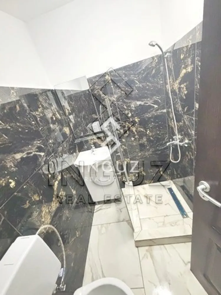 Casă de închiriat | 3 camere | Curte | Zonă Colentina - Casă de închiriat | 3 camere | Curte | Zonă Colentina Preț: 2.500 RON / lună Comision: 50% Detalii: 3 camere 50 mp utili Curte proprie ~50 mp Complet mobilată și utilată Centrală proprie pe gaz Descriere: Se închiriază casă la curte, ideală pentru locuire confortabilă, complet mobilată și utilată. Locuința dispune de un living luminos, dormitoare bine organizate, finisaje moderne și baie echipată cu obiecte sanitare noi. Zonă & acces: Situată într-o zonă bine conectată, aproape de restaurante, magazine și spații verzi precum Parcul Colentina și Parcul Lunca Florilor. Acces facil către mijloace de transport (autobuz, tren), școli și alte puncte de interes. Disponibil: imediat Contact: Inguz Real Estate +40 774 017 567 +40 724 922 092 }}