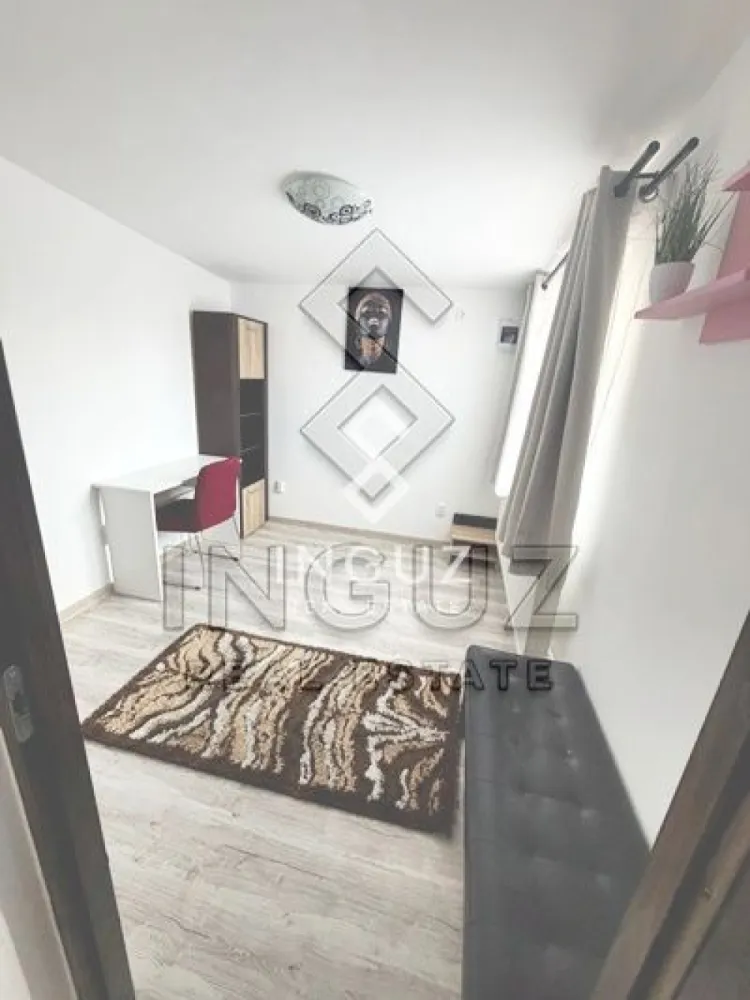 Casă de închiriat | 3 camere | Curte | Zonă Colentina - Casă de închiriat | 3 camere | Curte | Zonă Colentina Preț: 2.500 RON / lună Comision: 50% Detalii: 3 camere 50 mp utili Curte proprie ~50 mp Complet mobilată și utilată Centrală proprie pe gaz Descriere: Se închiriază casă la curte, ideală pentru locuire confortabilă, complet mobilată și utilată. Locuința dispune de un living luminos, dormitoare bine organizate, finisaje moderne și baie echipată cu obiecte sanitare noi. Zonă & acces: Situată într-o zonă bine conectată, aproape de restaurante, magazine și spații verzi precum Parcul Colentina și Parcul Lunca Florilor. Acces facil către mijloace de transport (autobuz, tren), școli și alte puncte de interes. Disponibil: imediat Contact: Inguz Real Estate +40 774 017 567 +40 724 922 092 }}