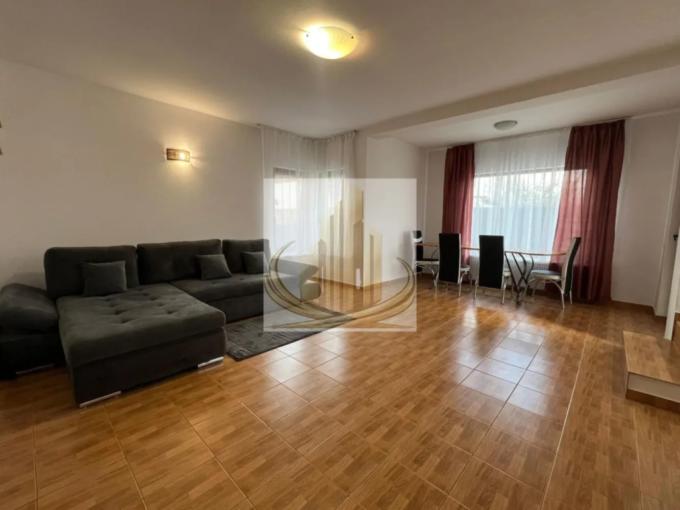 Casă individuală, 115 mp–Dumbrăvița, zonă liniștită, aproape de padure - Grand Mobilis Imobiliare vă propune spre închiriere o casă individuală, construită în anul 2011, situată într-un complex rezidențial de case, într-o zonă liniștită din Dumbrăvița. Proprietatea are o suprafață utilă de 115 mp și beneficiază de o poziționare excelentă, în apropierea pădurii, oferind un cadru ideal pentru relaxare și plimbări în natură. În același timp, locația este foarte bine conectată, având în proximitate magazine, mijloace de transport în comun, restaurante, cafenele, farmacii și alte puncte de interes, cu acces facil către Timișoara. Compartimentare: Parter: hol de acces bucătărie închisă baie cu duș cameră tehnică dormitor (poate fi utilizat și ca birou) living generos și luminos cu zonă de dining Etaj: 2 dormitoare spațioase și luminoase baie cu cadă Dotări și beneficii: centrală termică proprie încălzire prin calorifere acces auto în curte 2 locuri de parcare proprii 🐾 Pet-friendly – se acceptă animale de companie de talie mică. Această proprietate este ideală pentru o familie sau pentru persoane care își doresc liniște, spațiu și acces rapid către oraș. Pentru mai multe detalii și programarea unei vizionări, echipa Grand Mobilis Imobiliare vă stă la dispoziție. ID Intern: CP3027269