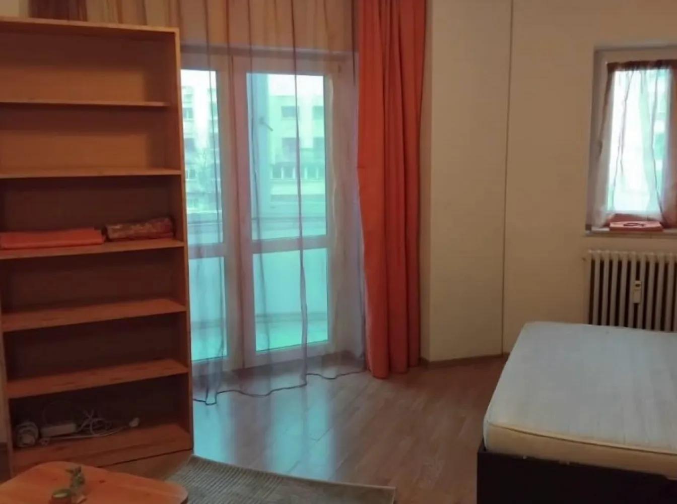 Particular inchiriez garsoniera  in Decebal nr 1 - Garsoniera spatioasa, luminoasa, disponibila, iarna f calduroasa, complet mobilata si utilata, pat dublu cu saltea si canapea extensibila igienizate martie 26, aer conditionat completat freon martie 26, baie si bucatarie zugravite apr 26. Bucatarie separata, debara, balcon inchis cu termopan. Particular, contract Anaf, videophone. }}