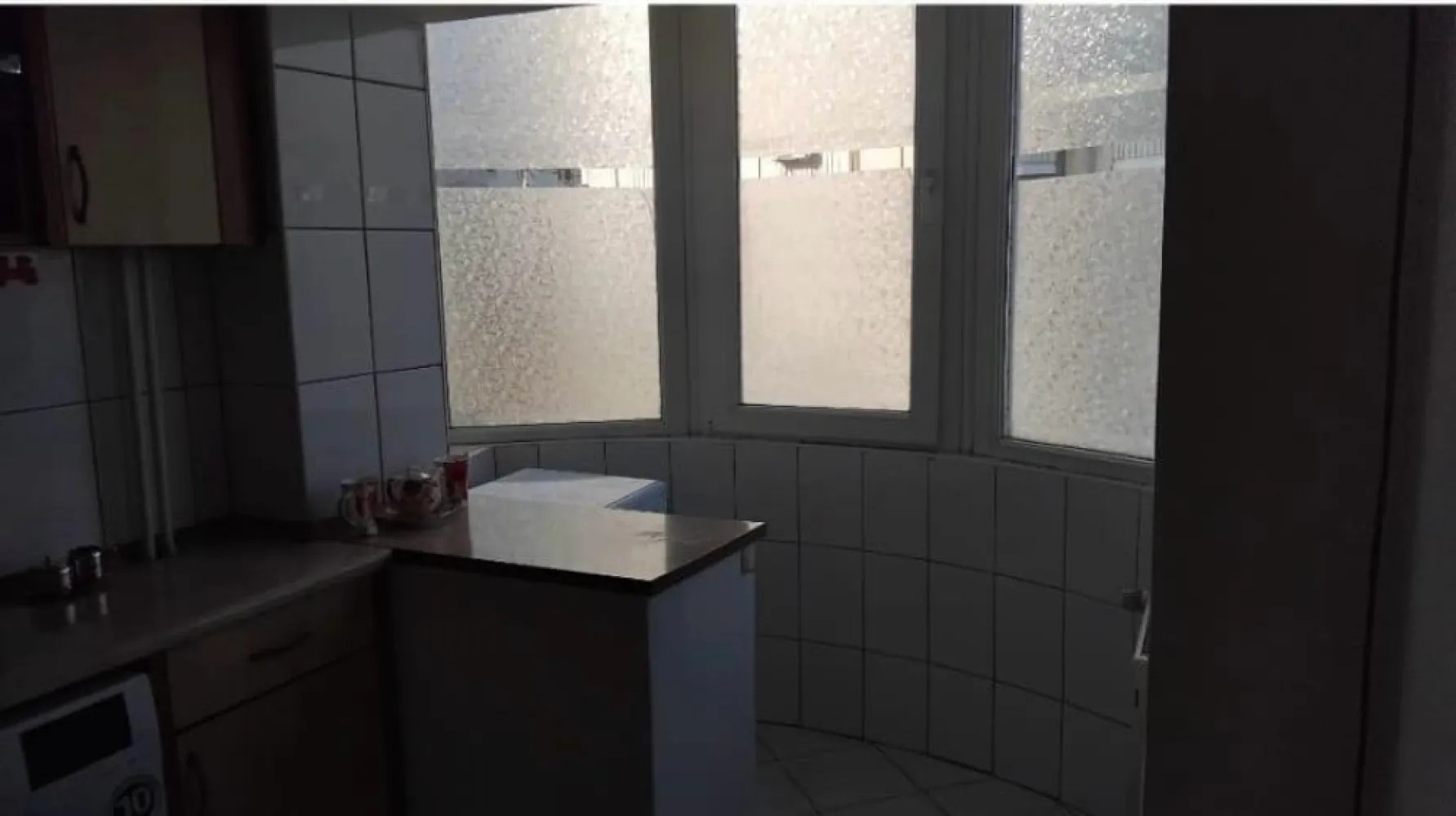 Particular inchiriez garsoniera  in Decebal nr 1 - Garsoniera spatioasa, luminoasa, disponibila, iarna f calduroasa, complet mobilata si utilata, pat dublu cu saltea si canapea extensibila igienizate martie 26, aer conditionat completat freon martie 26, baie si bucatarie zugravite apr 26. Bucatarie separata, debara, balcon inchis cu termopan. Particular, contract Anaf, videophone. }}