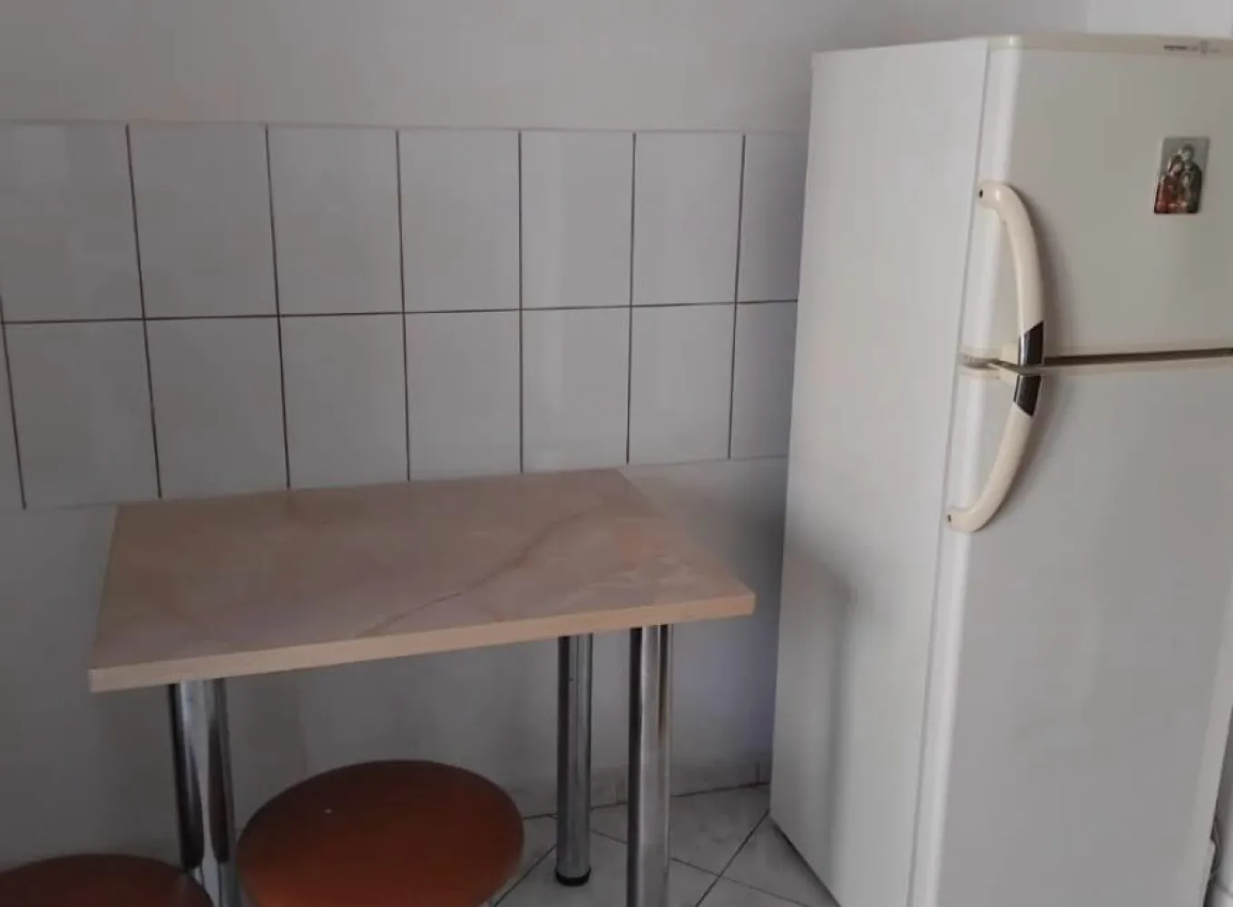 Particular inchiriez garsoniera  in Decebal nr 1 - Garsoniera spatioasa, luminoasa, disponibila, iarna f calduroasa, complet mobilata si utilata, pat dublu cu saltea si canapea extensibila igienizate martie 26, aer conditionat completat freon martie 26, baie si bucatarie zugravite apr 26. Bucatarie separata, debara, balcon inchis cu termopan. Particular, contract Anaf, videophone. }}