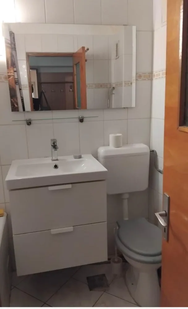 Particular inchiriez garsoniera  in Decebal nr 1 - Garsoniera spatioasa, luminoasa, disponibila, iarna f calduroasa, complet mobilata si utilata, pat dublu cu saltea si canapea extensibila igienizate martie 26, aer conditionat completat freon martie 26, baie si bucatarie zugravite apr 26. Bucatarie separata, debara, balcon inchis cu termopan. Particular, contract Anaf, videophone. }}