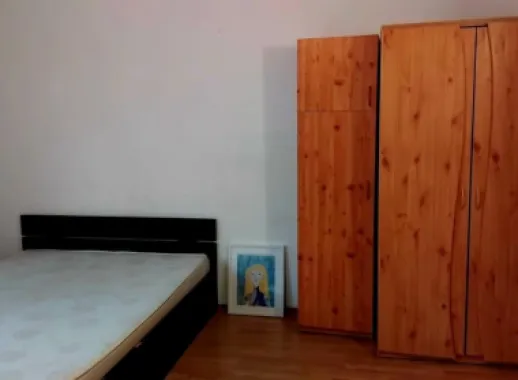 Particular inchiriez garsoniera  in Decebal nr 1