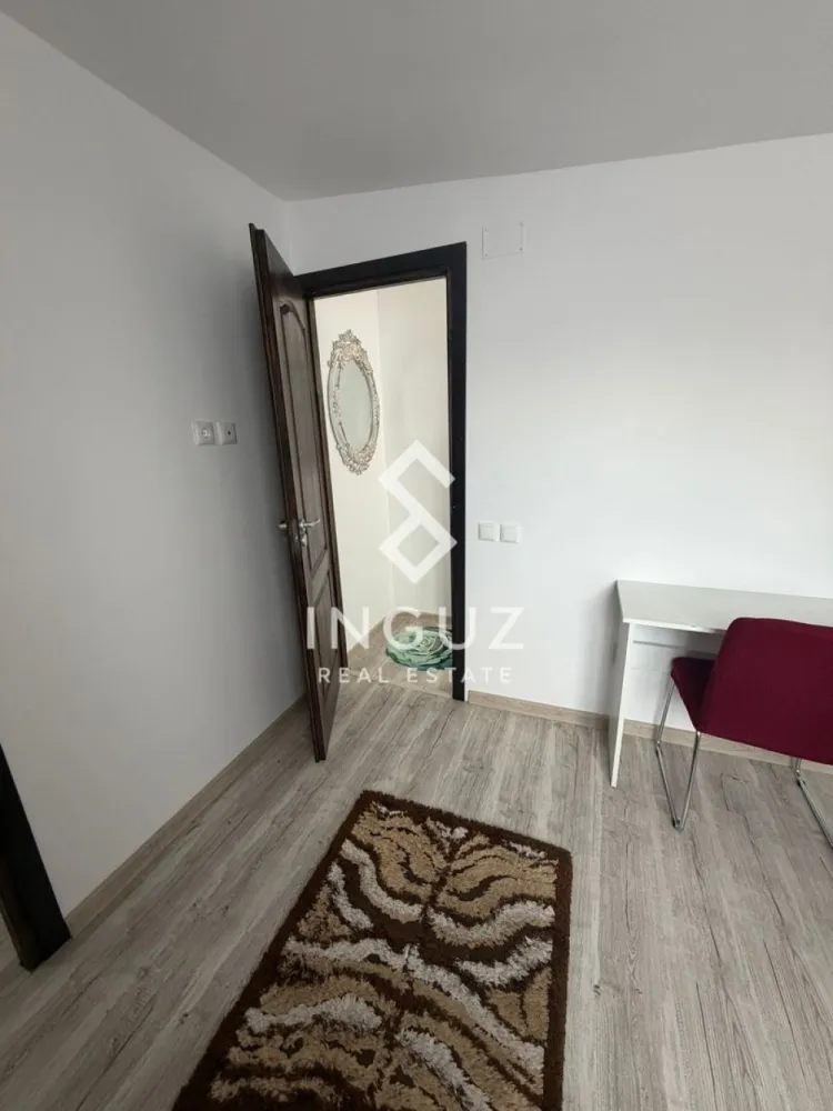 Casă de închiriat | 3 camere | Curte | Zonă Colentina - Casă de închiriat | 3 camere | Curte | Zonă Colentina Preț: 2.500 RON / lună Comision: 50% Detalii: 3 camere 50 mp utili Curte proprie ~50 mp Complet mobilată și utilată Centrală proprie pe gaz Descriere: Se închiriază casă la curte, ideală pentru locuire confortabilă, complet mobilată și utilată. Locuința dispune de un living luminos, dormitoare bine organizate, finisaje moderne și baie echipată cu obiecte sanitare noi. Zonă & acces: Situată într-o zonă bine conectată, aproape de restaurante, magazine și spații verzi precum Parcul Colentina și Parcul Lunca Florilor. Acces facil către mijloace de transport (autobuz, tren), școli și alte puncte de interes. Disponibil: imediat Contact: Inguz Real Estate +40 774 017 567 +40 724 922 092 }}