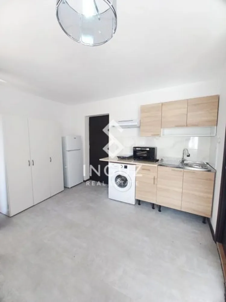 Garsonieră de închiriat | Dristor – Metrou | Vilă | Modern - Garsonieră de închiriat | Dristor – Metrou | Vilă | Modern Preț: 350 € / lună Comision: 50% Detalii: Garsonieră (semidecomandată) 22 mp Etaj 1 Imobil: Vilă (P+2+M), construit după 2000 Încălzire centrală (centrală vilă) Complet mobilată și utilată, totul nou Descriere: Garsonieră modernă și cochetă, situată într-o vilă liniștită, foarte aproape de Dristor Metro Station. Locuința este complet utilată, oferind tot confortul necesar pentru mutare imediată. Configurare flexibilă – se poate monta pat în locul canapelei. Pet friendly. Costuri: Întreținere redusă (se plătesc doar utilitățile) Zonă & acces: Zonă liniștită, cu acces rapid la metrou, magazine și facilități zilnice. Disponibil: Imediat Contact: Inguz Real Estate }}