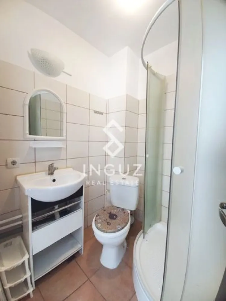 Garsonieră de închiriat | Dristor – Metrou | Vilă | Modern - Garsonieră de închiriat | Dristor – Metrou | Vilă | Modern Preț: 350 € / lună Comision: 50% Detalii: Garsonieră (semidecomandată) 22 mp Etaj 1 Imobil: Vilă (P+2+M), construit după 2000 Încălzire centrală (centrală vilă) Complet mobilată și utilată, totul nou Descriere: Garsonieră modernă și cochetă, situată într-o vilă liniștită, foarte aproape de Dristor Metro Station. Locuința este complet utilată, oferind tot confortul necesar pentru mutare imediată. Configurare flexibilă – se poate monta pat în locul canapelei. Pet friendly. Costuri: Întreținere redusă (se plătesc doar utilitățile) Zonă & acces: Zonă liniștită, cu acces rapid la metrou, magazine și facilități zilnice. Disponibil: Imediat Contact: Inguz Real Estate }}