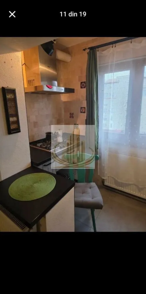 Grand Mobilis vă propune spre închiriere un apartament cu 2 camere - Grand Mobilis vă propune spre închiriere un apartament cu 2 camere decomandat, situat în zona Girocului, la doar 3 minute de Lidl și Kaufland. Apartamentul are o suprafață de 54 mp și este poziționat la etajul 4, fiind ideal pentru persoane care își doresc confort și acces rapid către puncte de interes. Imobilul este compartimentat eficient și dispune de: 1 dormitor cu pat matrimonial, dulap pentru haine și TV 1 living spațios, care poate fi utilizat și ca al doilea dormitor (dotat cu 2 paturi de o persoană) 1 bucătărie open-space cu hol și balcon, complet utilată: frigider, aer condiționat, cuptor electric, aragaz, cuptor cu microunde, mașină de spălat vase, mașină de spălat haine cu uscător 1 baie Centrală proprie pentru un confort termic optim Apartamentul se închiriază complet mobilat și utilat, fiind pregătit pentru mutare imediată. Preț: 450 €/lună + garanție 450 € Pentru mai multe detalii sau programarea unei vizionări, nu ezitați să ne contactați. Grand Mobilis – alegerea potrivită pentru locuința ta! }}
