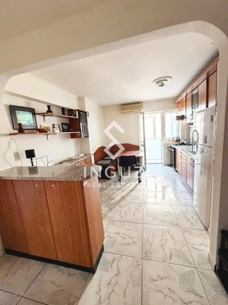 Apartament de închiriat | 2 camere | Decomandat | Zona Piața Muncii - Apartament de închiriat | 2 camere | Decomandat | Zona Piața Muncii Preț: 450 € / lună Comision: 50% Detalii: 2 camere decomandate 62 mp Etaj 6 Bloc construit între 1990–2000 Mobilat Descriere: Apartament spațios și luminos, compartimentat eficient, ideal pentru locuire confortabilă într-o zonă centrală și bine conectată. Transport & Acces: La aproximativ 15 minute de mers pe jos până la Piața Muncii Metro Station Acces rapid la multiple linii de autobuz și tramvai Conexiune directă către centru (Unirii), Dristor, Titan și alte zone importante Acces facil către artere principale precum Bulevardul Basarabia și Calea Călărași În apropiere: Supermarketuri și magazine (Mega Image, Lidl, Kaufland) Restaurante, cafenele și fast-food Farmacii, bănci și servicii Săli de fitness și centre comerciale Școli și grădinițe Spații verzi precum Parcul Național și Arena Națională Disponibil: Imediat Contact: Inguz Real Estate +40 774 017 567 }}