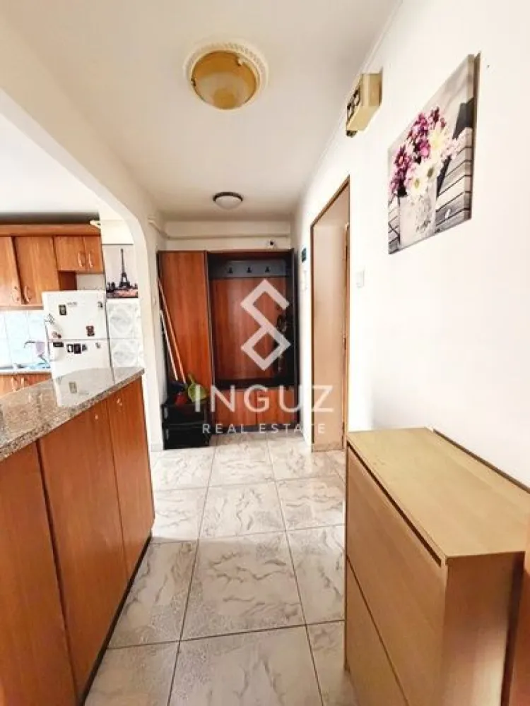 Apartament de închiriat | 2 camere | Decomandat | Zona Piața Muncii - Apartament de închiriat | 2 camere | Decomandat | Zona Piața Muncii Preț: 450 € / lună Comision: 50% Detalii: 2 camere decomandate 62 mp Etaj 6 Bloc construit între 1990–2000 Mobilat Descriere: Apartament spațios și luminos, compartimentat eficient, ideal pentru locuire confortabilă într-o zonă centrală și bine conectată. Transport & Acces: La aproximativ 15 minute de mers pe jos până la Piața Muncii Metro Station Acces rapid la multiple linii de autobuz și tramvai Conexiune directă către centru (Unirii), Dristor, Titan și alte zone importante Acces facil către artere principale precum Bulevardul Basarabia și Calea Călărași În apropiere: Supermarketuri și magazine (Mega Image, Lidl, Kaufland) Restaurante, cafenele și fast-food Farmacii, bănci și servicii Săli de fitness și centre comerciale Școli și grădinițe Spații verzi precum Parcul Național și Arena Națională Disponibil: Imediat Contact: Inguz Real Estate +40 774 017 567 }}