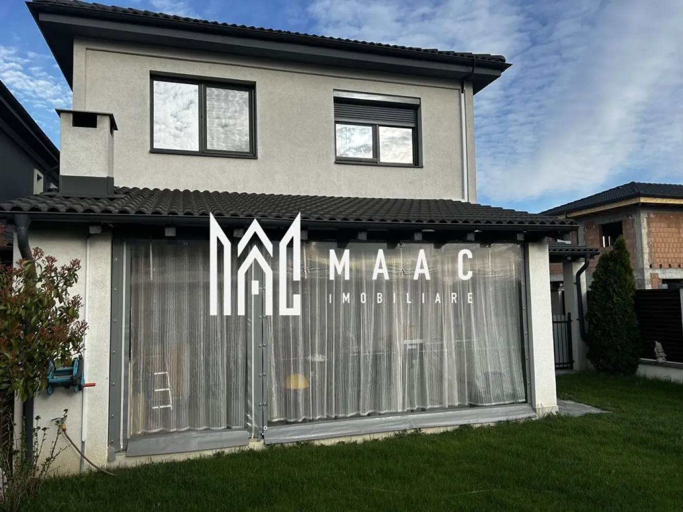 Casă individuală | 120 MPU | Șelimbăr - MAAC vă propune spre vânzare o casă individuală modernă în Șelimbăr – confort, eficiență și intimitate într-o locuință completă Vă prezentăm o proprietate deosebită situată într-un complex rezidențial liniștit, pe strada Fragilor – alegerea ideală pentru o familie care își dorește spațiu, funcționalitate și independență. Avantaje principale: Casă individuală – intimitate totală Suprafață utilă: 120 mp + pod pentru depozitare Teren: 265 mp, cu aproximativ 200 mp curte liberă Construcție nouă (2020), realizată cu materiale și finisaje de calitate Panouri fotovoltaice 5kW (prosumator) – eficiență energetică ridicată Încălzire în pardoseală pentru confort sporit Compartimentare practică și echilibrată: Parter: Living generos cu bucătărie open-space Acces direct către terasa acoperită de 20 mp Grup sanitar Cămară / spațiu de depozitare Hol + casa scării Etaj: Dormitor matrimonial (24 mp) cu dressing și baie proprie 2 dormitoare spațioase (13,5 mp fiecare) Baie comună, accesibilă din hol Pod: ideal pentru depozitare Exterior: Terasă acoperită amenajată (20 mp) – perfectă pentru relaxare Carport (22 mp) Curte liberă amenajată – ideală pentru timp petrecut în aer liber Porți automatizate și sistem de alarmă Iluminat exterior Dotări și beneficii suplimentare: Se vinde parțial mobilată (bucătărie, băi, dressing) Toate utilitățile disponibile Acces facil pe drumuri publice O locuință modernă, eficientă și pregătită să devină “acasă” pentru noua dumneavoastră familie. Pentru mai multe detalii și programarea unei vizionări, vă rugăm să ne contactați telefonic și să menționați : CP3023470 }}