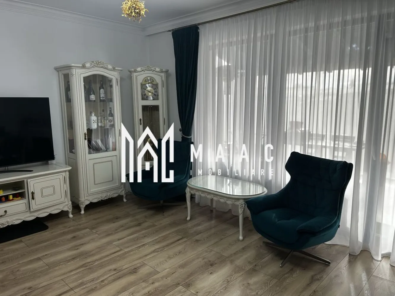 Casă individuală | 120 MPU | Șelimbăr - MAAC vă propune spre vânzare o casă individuală modernă în Șelimbăr – confort, eficiență și intimitate într-o locuință completă Vă prezentăm o proprietate deosebită situată într-un complex rezidențial liniștit, pe strada Fragilor – alegerea ideală pentru o familie care își dorește spațiu, funcționalitate și independență. Avantaje principale: Casă individuală – intimitate totală Suprafață utilă: 120 mp + pod pentru depozitare Teren: 265 mp, cu aproximativ 200 mp curte liberă Construcție nouă (2020), realizată cu materiale și finisaje de calitate Panouri fotovoltaice 5kW (prosumator) – eficiență energetică ridicată Încălzire în pardoseală pentru confort sporit Compartimentare practică și echilibrată: Parter: Living generos cu bucătărie open-space Acces direct către terasa acoperită de 20 mp Grup sanitar Cămară / spațiu de depozitare Hol + casa scării Etaj: Dormitor matrimonial (24 mp) cu dressing și baie proprie 2 dormitoare spațioase (13,5 mp fiecare) Baie comună, accesibilă din hol Pod: ideal pentru depozitare Exterior: Terasă acoperită amenajată (20 mp) – perfectă pentru relaxare Carport (22 mp) Curte liberă amenajată – ideală pentru timp petrecut în aer liber Porți automatizate și sistem de alarmă Iluminat exterior Dotări și beneficii suplimentare: Se vinde parțial mobilată (bucătărie, băi, dressing) Toate utilitățile disponibile Acces facil pe drumuri publice O locuință modernă, eficientă și pregătită să devină “acasă” pentru noua dumneavoastră familie. Pentru mai multe detalii și programarea unei vizionări, vă rugăm să ne contactați telefonic și să menționați : CP3023470 }}