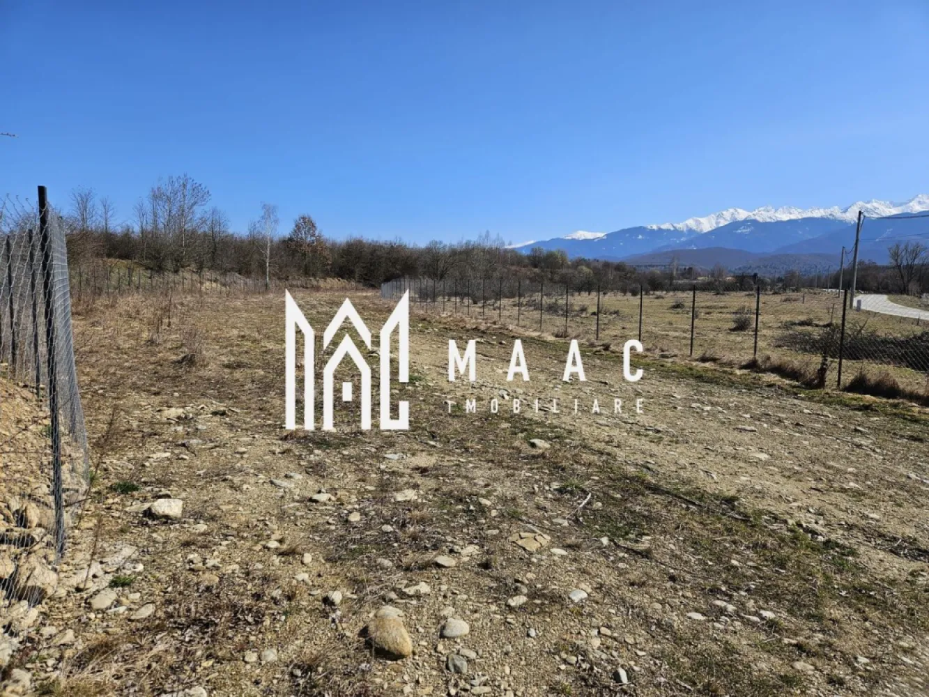 Teren | Intravilan | 2300 MP | Utiliati | Porumbacu de Sus - MAAC Imobiliare vă propune spre vânzare un teren intravilan în Porumbacu de Sus, cu priveliște deosebită către Munții Făgăraș Vă prezentăm un teren intravilan construibil, cu o suprafață de 2.300 mp, situat în Porumbacu de Sus, într-o zonă extrem de liniștită, ideală pentru cei care își doresc intimitate și apropiere de natură. Caracteristici principale: Suprafață: 2.300 mp Regim: intravilan – construibil Utilități disponibile în zonă Acces facil Punct forte: Terenul beneficiază de o priveliște superbă către Munții Făgăraș, oferind un cadru natural spectaculos, perfect pentru relaxare sau dezvoltare rezidențială. Avantaje locație: Zonă foarte liniștită, ferită de aglomerație Peisaj natural deosebit Apropiere de atracții turistice și trasee montane Potrivit pentru: Construcția unei locuințe permanente sau case de vacanță Investiție pe termen lung Dezvoltare turistică sau rezidențială Pentru mai multe detalii sau pentru a programa o vizionare, vă rugăm să ne contactați specificând ID: CP3022452 }}