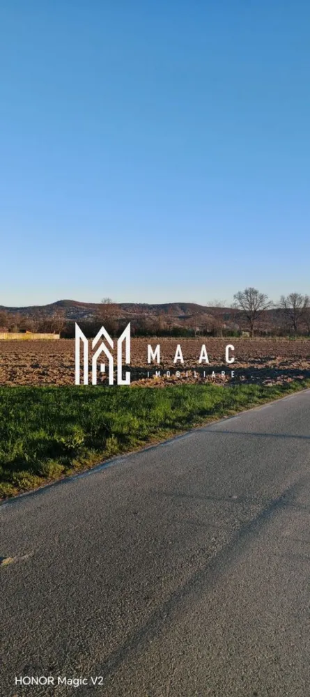 Teren | Intravilan | 1800 MPU | Porumbacu de Jos - MAAC Imobiliare vă propune spre vânzare un teren intravilan situat în Porumbacu de Jos, cu acces direct la DN și priveliște către Munții Făgăraș Vă oferim spre vânzare un teren intravilan construibil, cu o suprafață de 1.800 mp, amplasat într-o zonă liniștită din Porumbacu de Jos, ideal atât pentru locuință, cât și pentru investiție. Caracteristici principale: Suprafață: 1.800 mp Regim: intravilan – construibil Deschidere și acces direct la DN Utilități în apropiere Teren ușor accesibil Punct forte: Proprietatea beneficiază de o priveliște frumoasă către Munții Făgăraș, oferind un cadru natural plăcut și relaxant, departe de agitația urbană. Avantaje locație: Zonă liniștită, cu potențial de dezvoltare Acces rapid către principalele artere rutiere Apropiere de puncte de interes turistic din zonă Potrivit pentru: Construcție casă de vacanță sau locuință permanentă Investiție imobiliară Dezvoltare proiect rezidențial Pentru mai multe detalii sau pentru a programa o vizionare, vă rugăm să ne contactați specificând ID : CP3022388