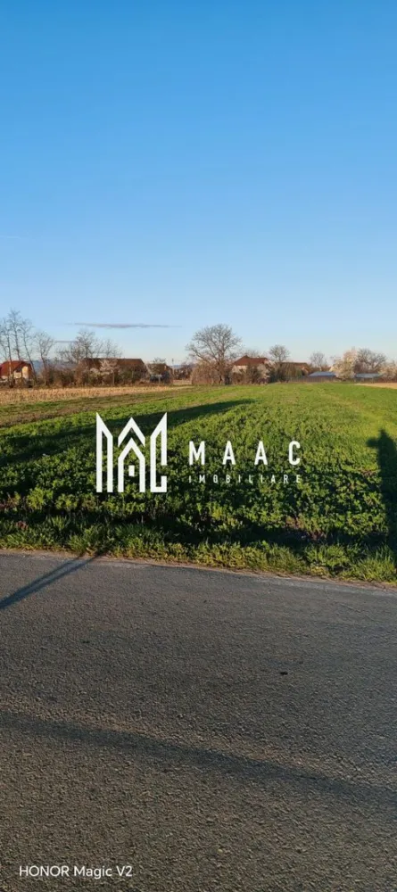 Teren | Intravilan | 1800 MPU | Porumbacu de Jos - MAAC Imobiliare vă propune spre vânzare un teren intravilan situat în Porumbacu de Jos, cu acces direct la DN și priveliște către Munții Făgăraș Vă oferim spre vânzare un teren intravilan construibil, cu o suprafață de 1.800 mp, amplasat într-o zonă liniștită din Porumbacu de Jos, ideal atât pentru locuință, cât și pentru investiție. Caracteristici principale: Suprafață: 1.800 mp Regim: intravilan – construibil Deschidere și acces direct la DN Utilități în apropiere Teren ușor accesibil Punct forte: Proprietatea beneficiază de o priveliște frumoasă către Munții Făgăraș, oferind un cadru natural plăcut și relaxant, departe de agitația urbană. Avantaje locație: Zonă liniștită, cu potențial de dezvoltare Acces rapid către principalele artere rutiere Apropiere de puncte de interes turistic din zonă Potrivit pentru: Construcție casă de vacanță sau locuință permanentă Investiție imobiliară Dezvoltare proiect rezidențial Pentru mai multe detalii sau pentru a programa o vizionare, vă rugăm să ne contactați specificând ID : CP3022388