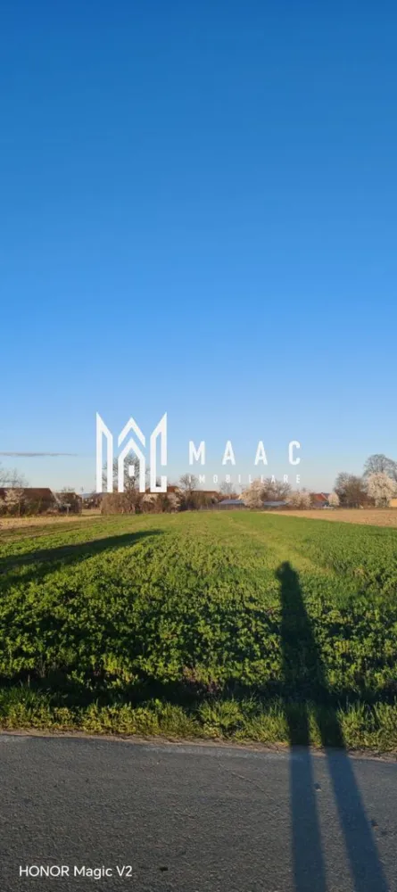Teren | Intravilan | 1800 MPU | Porumbacu de Jos - MAAC Imobiliare vă propune spre vânzare un teren intravilan situat în Porumbacu de Jos, cu acces direct la DN și priveliște către Munții Făgăraș Vă oferim spre vânzare un teren intravilan construibil, cu o suprafață de 1.800 mp, amplasat într-o zonă liniștită din Porumbacu de Jos, ideal atât pentru locuință, cât și pentru investiție. Caracteristici principale: Suprafață: 1.800 mp Regim: intravilan – construibil Deschidere și acces direct la DN Utilități în apropiere Teren ușor accesibil Punct forte: Proprietatea beneficiază de o priveliște frumoasă către Munții Făgăraș, oferind un cadru natural plăcut și relaxant, departe de agitația urbană. Avantaje locație: Zonă liniștită, cu potențial de dezvoltare Acces rapid către principalele artere rutiere Apropiere de puncte de interes turistic din zonă Potrivit pentru: Construcție casă de vacanță sau locuință permanentă Investiție imobiliară Dezvoltare proiect rezidențial Pentru mai multe detalii sau pentru a programa o vizionare, vă rugăm să ne contactați specificând ID : CP3022388