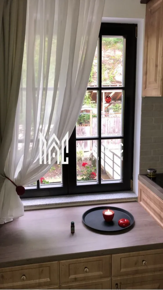 Casa 5 Camere | 198MPU | Cisnadioara - MAAC Imobiliare vă propune spre vânzare o casă modernă și complet echipată, situată într-o zonă liniștită din Cisnădioara, ideală atât pentru locuință familială, cât și pentru investiție. Proprietatea are o suprafață totală de 200 mp, este complet mobilată și utilată, și se distinge prin compartimentarea practică, dotările moderne și posibilitatea de a fi utilizată ca două apartamente independente. Compartimentare: Apartament 1: 2 dormitoare 2 băi moderne Living cu bucătărie open-space Bucătărie complet echipată (frigider, plită, mașină de spălat vase) Hol spațios Apartament 2: 1 dormitor generos 2 băi moderne Living confortabil Bucătărie complet echipată (frigider, congelator, plită, mașină de spălat vase) Hol de acces Dotări și avantaje: Panouri solare de 5.2 kW – eficiență energetică sporită Încălzire pe gaz metan cu instalații noi Boiler pentru apă caldă Aer condiționat Laundry room (spălătorie dedicată cu mașină de spălat și uscător separat) Garaj carport și atelier Tâmplărie din lemn solid și finisaje moderne Pentru mai multe detalii sau pentru a programa o vizionare, vă rugăm să ne contactați. Specificați ID-ul CP2767910. }}