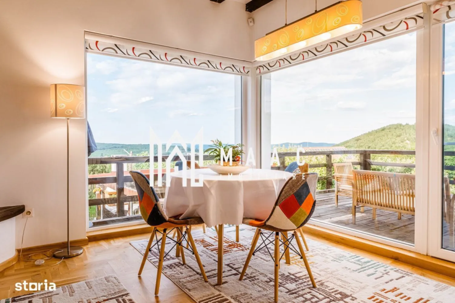 Casa 4 camere | 203 MPU | 1300 MP Teren | Tocile - MAAC Imobiliare vă propune spre vânzare o proprietate deosebită, situată la doar 15 km de Sibiu, ideală pentru cei care își doresc confort, siguranță structurală și o locație retrasă, cu vedere panoramică către Munții Făgăraș. Această casă unică, construită în anul 2015, impresionează atât prin calitatea construcției și dotările moderne, cât și prin amplasarea privilegiată, pe o stradă liniștită, ferită de agitația urbană. Informații tehnice: Suprafață desfășurată: 203 mp Structură mixtă: Parter construit din beton armat monolit – rezistență seismică ridicată Etaj din structură modulară integrală din lemn – eficiență energetică sporită Termoizolație: termosistem de 20 cm Teren: 1300 mp (cu posibilitate de extindere cu încă 550 mp) Rezistență seismică: proiectată pentru cutremure > 7,5 grade Richter Compartimentare și facilități: Zona de zi: Living cu zonă de cooking & dining adiacentă – spațiu generos, ideal pentru relaxare și socializare, cu priveliște spectaculoasă asupra Munților Făgăraș Demisol complet utilat cu: Bucătărie de vară Spălătorie Cameră tehnică Crama Zona de noapte: 3 dormitoare (inclusiv un dormitor matrimonial cu dressing propriu) 2 băi moderne Hol spațios Dotări exterioare: Filigorie amenajată complet – cuptor de pizza, grătar, încălzitor, grup sanitar și spațiu de depozitare Curte generoasă, ideală pentru relaxare, grădinărit sau amenajări suplimentare Utilități și sisteme autonome: Proprietatea beneficiază de toate utilitățile necesare unui trai modern, completate de sisteme autonome și independente, ce asigură confort, eficiență și independență energetică. Localizare: Situată într-o zonă liniștită, la aproximativ 15 km de centrul Sibiului, proprietatea oferă acces rapid la facilitățile urbane, păstrând în același timp intimitatea și liniștea unei zone rezidențiale retrase. Detalii suplimentare: Posibilitate extindere teren cu 550 mp – negociabil separat Proprietatea se vinde exact cum este prezentată, cu toate dotările existente Ideală pentru locuință permanentă, reședință de vacanță sau business turistic Pentru mai multe informații sau pentru a programa o vizionare, vă rugăm să ne contactați telefonic. Menționați ID-ul CP2614592 pentru a primi detalii suplimentare despre această proprietate unică din portofoliul nostru. }}