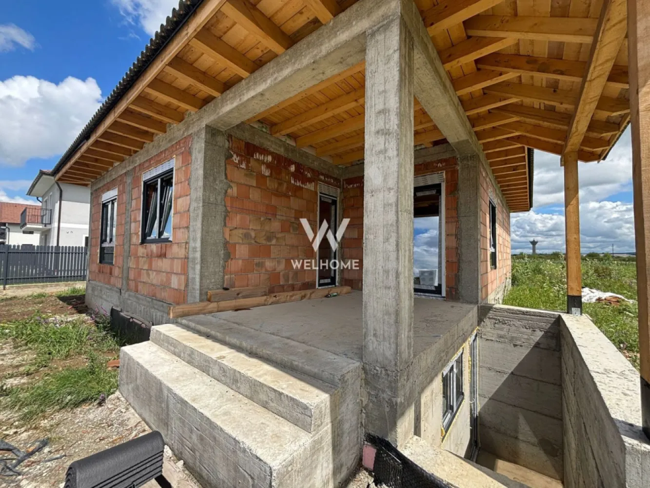 Casa pe un nivel cu PIVNITA Cristian - Sibiu - Casa individuala pe un singur nivel CU PIVNITA si teren 560mp. Locuinta este pozitionata pe soare intr-o zona linistita de case si vine cu o compartimentare ideala: -Hol -Spatiu Tehnic -O baie mare -3 dormitoare dintre care unul are baia lui. -Bucatarie inchisa -Living spatios cu acces in terasa La demisol gasim o pivnita spatioasasi super utila. Casa se preda la stadiul de ALB in interior, pereti finisati pana la stadiul de lavabila, geamuri mari vitrate cu tripane si sapa elicopterizata pregatita pentru a pune finisajele. La exterior casa se preda cu curte nivelata, pavaj acces auto si pietonal, gard si porti. Locuinta vine cu toate utilitatile racordate. Poti alege sa iti amenajezi locuinta intr-un stil propriu. Predarea Imobilului septembrie 2026 PRET: 190.000 + TVA CONTACT: 0747.639.802 }}