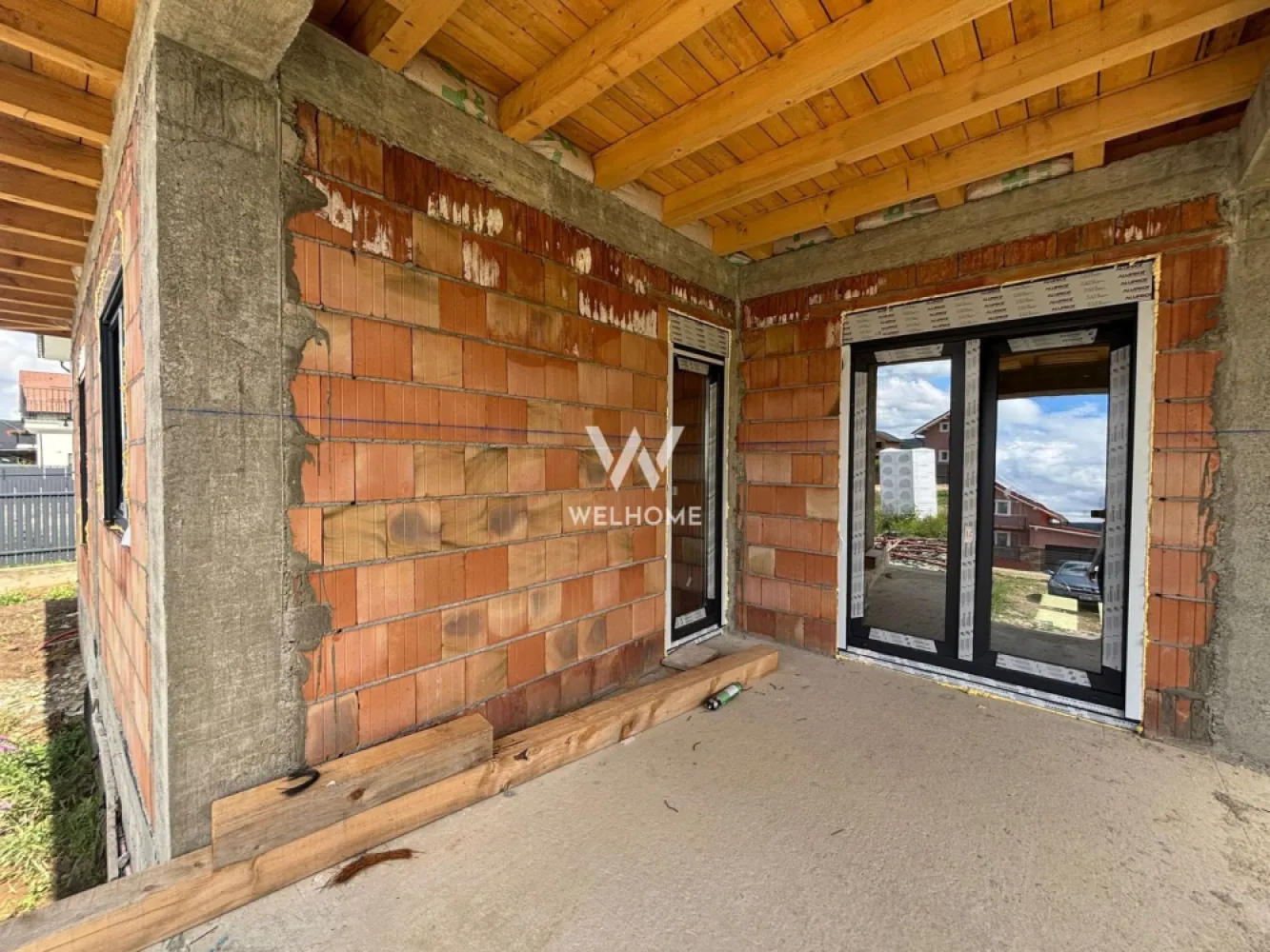 Casa pe un nivel cu PIVNITA Cristian - Sibiu - Casa individuala pe un singur nivel CU PIVNITA si teren 560mp. Locuinta este pozitionata pe soare intr-o zona linistita de case si vine cu o compartimentare ideala: -Hol -Spatiu Tehnic -O baie mare -3 dormitoare dintre care unul are baia lui. -Bucatarie inchisa -Living spatios cu acces in terasa La demisol gasim o pivnita spatioasasi super utila. Casa se preda la stadiul de ALB in interior, pereti finisati pana la stadiul de lavabila, geamuri mari vitrate cu tripane si sapa elicopterizata pregatita pentru a pune finisajele. La exterior casa se preda cu curte nivelata, pavaj acces auto si pietonal, gard si porti. Locuinta vine cu toate utilitatile racordate. Poti alege sa iti amenajezi locuinta intr-un stil propriu. Predarea Imobilului septembrie 2026 PRET: 190.000 + TVA CONTACT: 0747.639.802 }}