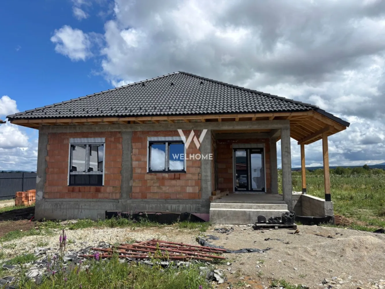 Casa pe un nivel cu PIVNITA Cristian - Sibiu - Casa individuala pe un singur nivel CU PIVNITA si teren 560mp. Locuinta este pozitionata pe soare intr-o zona linistita de case si vine cu o compartimentare ideala: -Hol -Spatiu Tehnic -O baie mare -3 dormitoare dintre care unul are baia lui. -Bucatarie inchisa -Living spatios cu acces in terasa La demisol gasim o pivnita spatioasasi super utila. Casa se preda la stadiul de ALB in interior, pereti finisati pana la stadiul de lavabila, geamuri mari vitrate cu tripane si sapa elicopterizata pregatita pentru a pune finisajele. La exterior casa se preda cu curte nivelata, pavaj acces auto si pietonal, gard si porti. Locuinta vine cu toate utilitatile racordate. Poti alege sa iti amenajezi locuinta intr-un stil propriu. Predarea Imobilului septembrie 2026 PRET: 190.000 + TVA CONTACT: 0747.639.802 }}