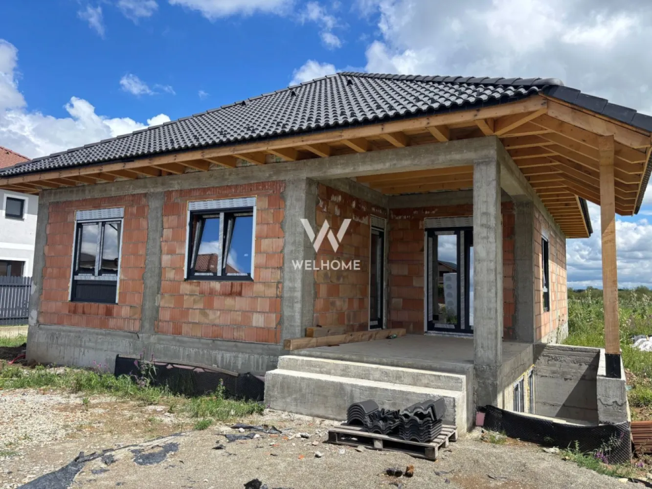 Casa pe un nivel cu PIVNITA Cristian - Sibiu - Casa individuala pe un singur nivel CU PIVNITA si teren 560mp. Locuinta este pozitionata pe soare intr-o zona linistita de case si vine cu o compartimentare ideala: -Hol -Spatiu Tehnic -O baie mare -3 dormitoare dintre care unul are baia lui. -Bucatarie inchisa -Living spatios cu acces in terasa La demisol gasim o pivnita spatioasasi super utila. Casa se preda la stadiul de ALB in interior, pereti finisati pana la stadiul de lavabila, geamuri mari vitrate cu tripane si sapa elicopterizata pregatita pentru a pune finisajele. La exterior casa se preda cu curte nivelata, pavaj acces auto si pietonal, gard si porti. Locuinta vine cu toate utilitatile racordate. Poti alege sa iti amenajezi locuinta intr-un stil propriu. Predarea Imobilului septembrie 2026 PRET: 190.000 + TVA CONTACT: 0747.639.802 }}