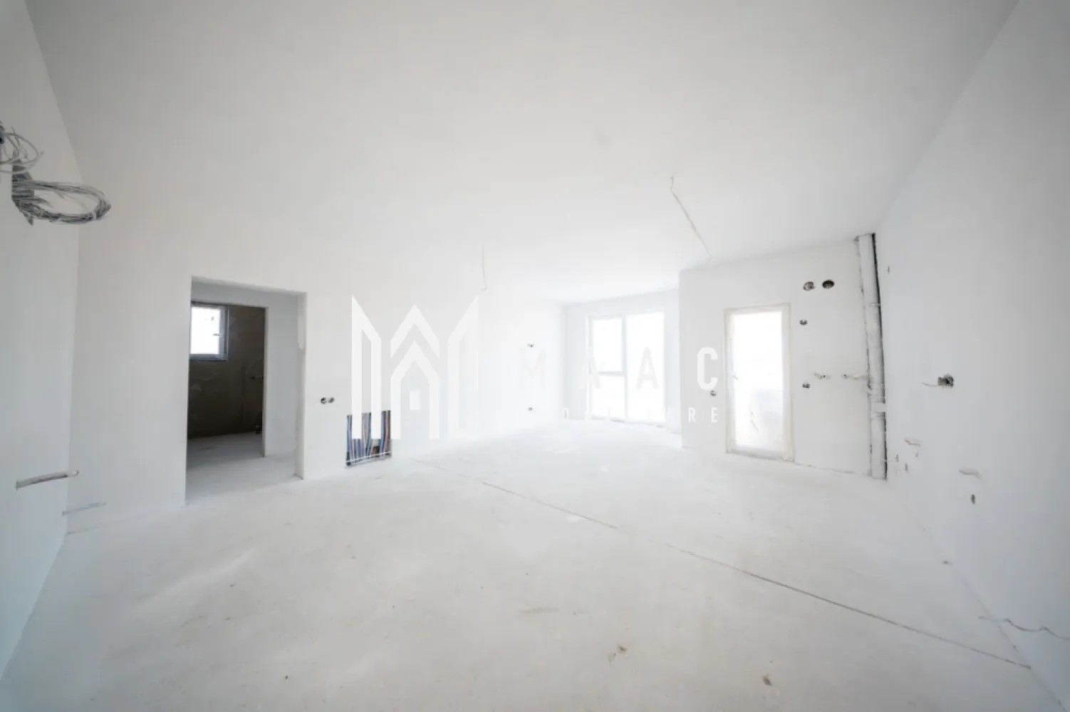 Apartament 57 mp | 2 camare | Selimbar zona Shopping City| Sibiu - MAAC Imobiliare vă prezintă un apartament modern cu 2 camere decomandate, situat în Sibiu, ideal atât pentru locuit, cât și pentru investiție. Cu o suprafață utilă de 57 mp, locuința oferă un spațiu bine compartimentat și luminos, perfect pentru confortul zilnic. Imobilul dispune de un living generos, dormitor confortabil, bucătărie separată, baie complet utilată și un hol spațios cu posibilități de depozitare. În plus, beneficiază de o logie de 4 mp, ideală pentru relaxare. Apartamentul se predă la cheie, cu finisaje moderne și materiale de calitate, fiind pregătit pentru mutare imediată. Compartimentarea eficientă asigură un echilibru perfect între funcționalitate și confort. Este situat într-o zonă în plină dezvoltare, cu acces facil către principalele puncte de interes ale orașului, aproape de Shopping City Sibiu și mijloace de transport în comun. Opțional, se poate achiziționa loc de parcare separat. Pentru detalii si vizionari va rugam sa specificati CP3028638