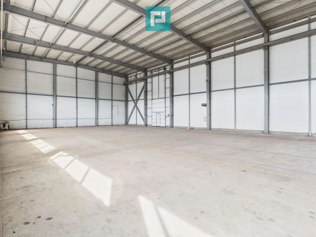 Hală industrială cu pod rulant de 3 tone în Arad - Property Lab vă propune spre inchiriere - Hală ideală pentru activități de producție, depozitare sau logistică, având acces facil către infrastructura rutieră principală.
La doar 4 km de autostrada A1, această proprietate este alegerea perfectă pentru companii care caută spațiu generos, utilități complete și acces excelent.

Caracteristici:

- Suprafață utilă: 1087 mp
- Suprafață construită: 1150 mp
- Dotări: Pod rulant, curent trifazic
- Acces: TIR și auto, parcare
- Acces securizat
- un container destinat spațiului de birouri
- un container cu destinație vestiar și toaletă
- Utilități: Apă, canal, curent, gaz – toate pe proprietate.

Pentru mai multe detalii și pentru programarea unei vizionări, nu ezitați să mă contactați.

Raluca Marinescu– Property Lab
Telefon: 0755 083 764
e-mail: raluca.marinescu@propertylab.ro

CP2662419