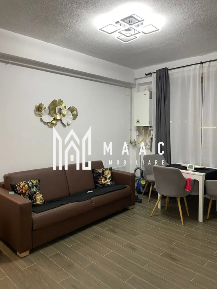 Apartament 2 Camere | Decomandat | Loc de parcare | O.Goga - MAAC Imobiliare vă propune spre vânzare un apartament modern cu 2 camere, complet mobilat și utilat, cu finisaje contemporane, situat într-o zonă liniștită, ideal pentru locuire proprie sau investiție. Apartamentul este luminos și primitor, evidențiindu-se prin amenajarea modernă, spațiile aerisite și mobilierul nou, ales pentru funcționalitate și confort. Compartimentarea este practică și eficientă, adaptată unui stil de viață urban. Caracteristici principale: -living spațios -dormitor confortabil -bucătărie complet echipată -baie complet utilată -complet mobilat: canapea extensibilă, pat matrimonial, masă de dining, dulapuri spațioase -electrocasnice noi: frigider, mașină de spălat, cuptor, plită, centrală termică proprie -pardoseală din gresie tip parchet și laminat -geamuri termopan -iluminat LED modern Locuința este gata pentru mutare imediată, fiind potrivită pentru o persoană sau un cuplu care își dorește confort, liniște și un apartament amenajat într-un stil modern. Pentru mai multe detalii și programarea unei vizionări, vă rugăm să menționați numărul CP2795836 la telefon.