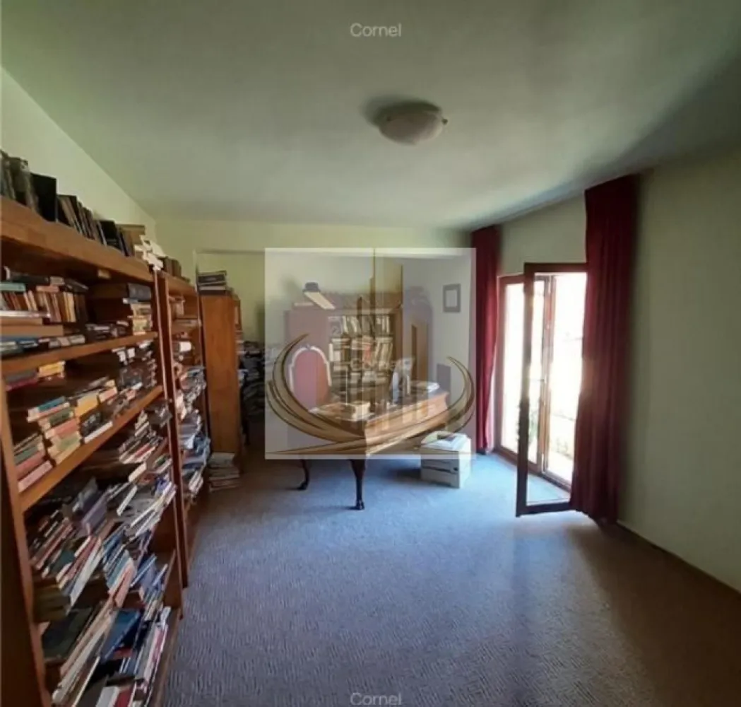 Apartament spațios – ideal locuință sau investiție - Vă prezentăm un apartament deosebit, generos compartimentat, situat într-o zonă liniștită, perfect pentru confortul zilnic sau pentru desfășurarea unei activități profesionale. Suprafață utilă: 168 mp Compartimentare: 6 dormitoare, 4 băi Living open space – luminos și primitor Terasă + balcon – ideale pentru relaxare An construcție: 1992 Dotări: Centrală proprie pe gaz Aer condiționat Toate utilitățile disponibile Versatilitate excelentă: Proprietatea este pretabilă atât pentru locuință, cât și pentru activități comerciale – ideală pentru clinică medicală, birouri, sediu firmă, after-school sau alte servicii. Situată într-o zonă liniștită, cu acces facil către puncte de interes. ID intern CP3029117